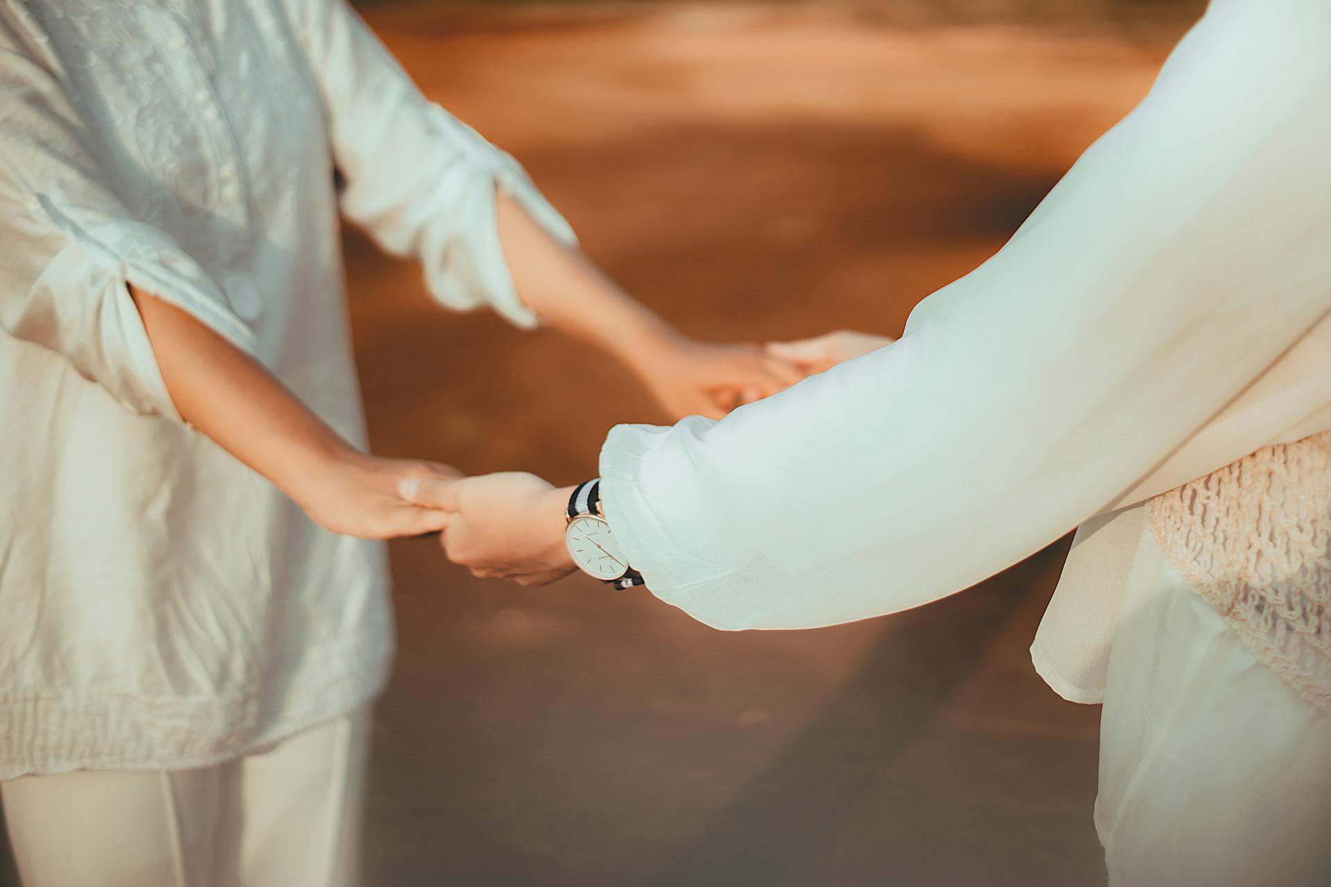 Freunde halten sich an den Händen | Quelle: Pexels