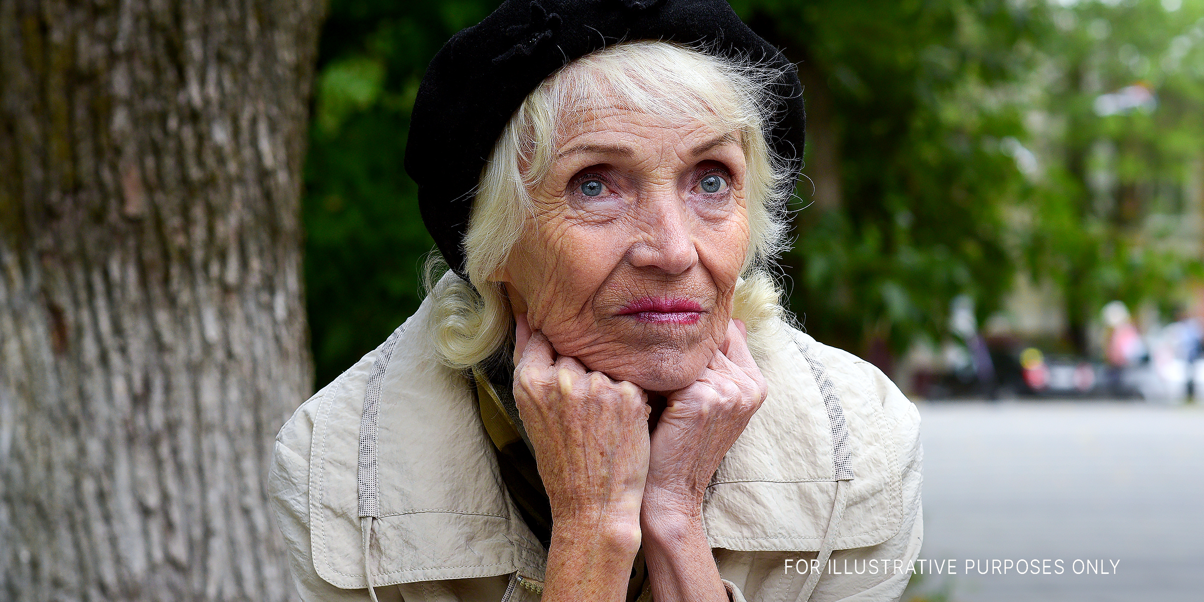 Eine alte Frau mit den Händen unter ihrem Kinn | Quelle: Getty Images