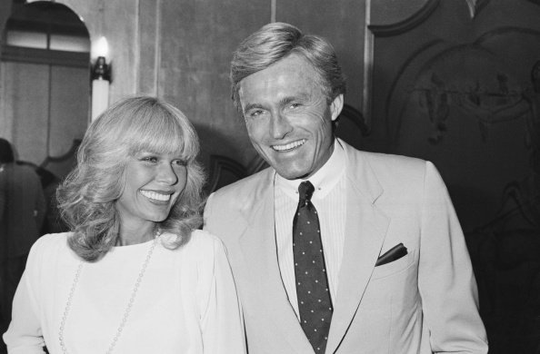 Loretta Swit und Dennis Holahan in London am 6. Juni 1984 | Foto: Getty Images