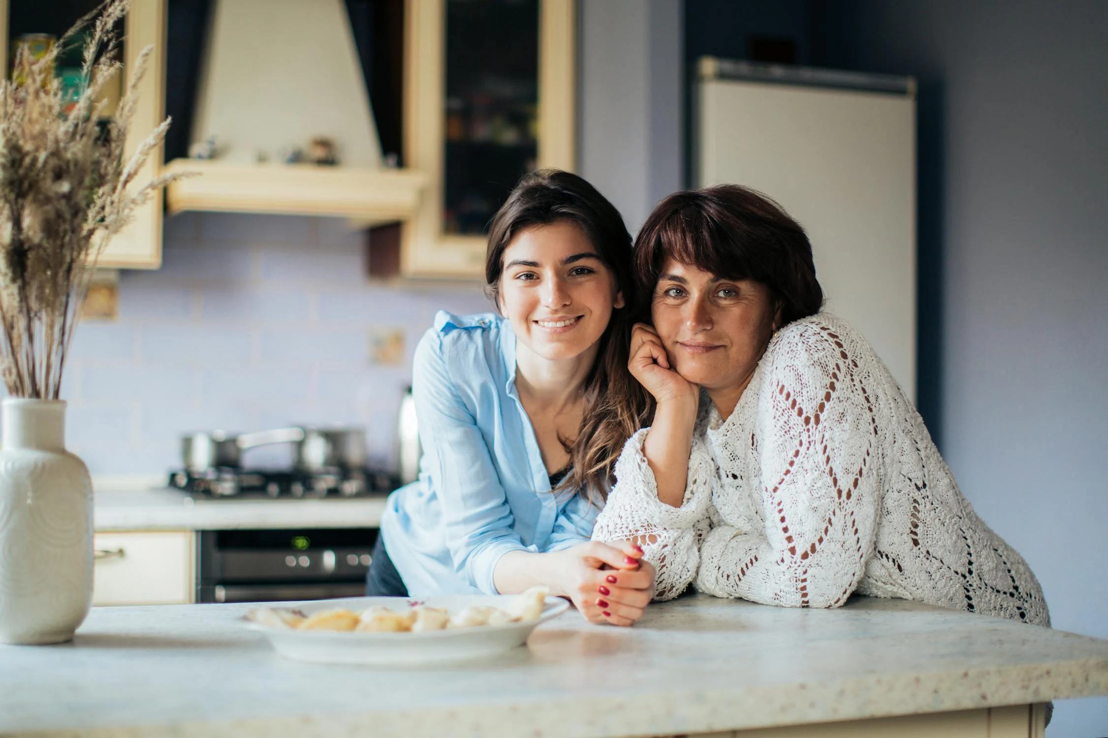 Eine glückliche Mutter mit ihrer Tochter | Quelle: Pexels