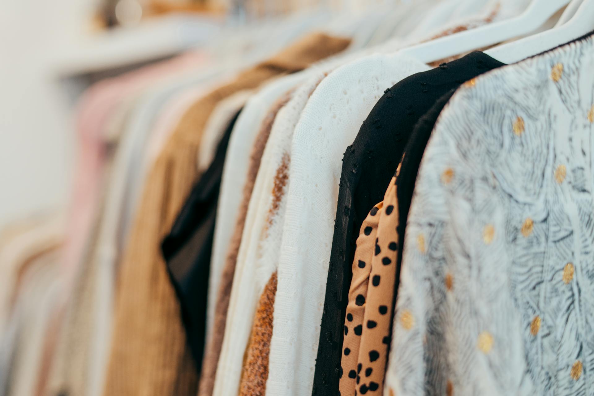 Kleidung auf Kleiderbügeln | Quelle: Pexels