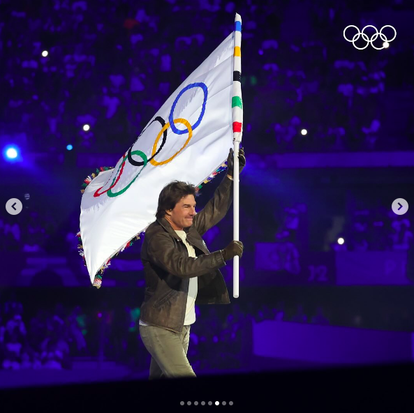 Tom Cruise hält die olympische Flagge, gepostet am 11. August 2024 | Quelle: Instagram/olympics