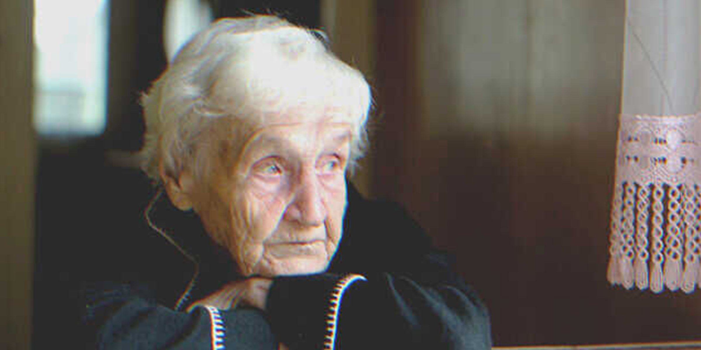 Alte Frau schaut traurig drein | Quelle: Shutterstock