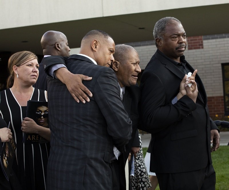 Clarence Franklin (Mitte) umgeben von Teilnehmern der Beerdigung von Aretha Franklin am 31. August 2018 in Detroit, Michigan | Quelle: Getty Images