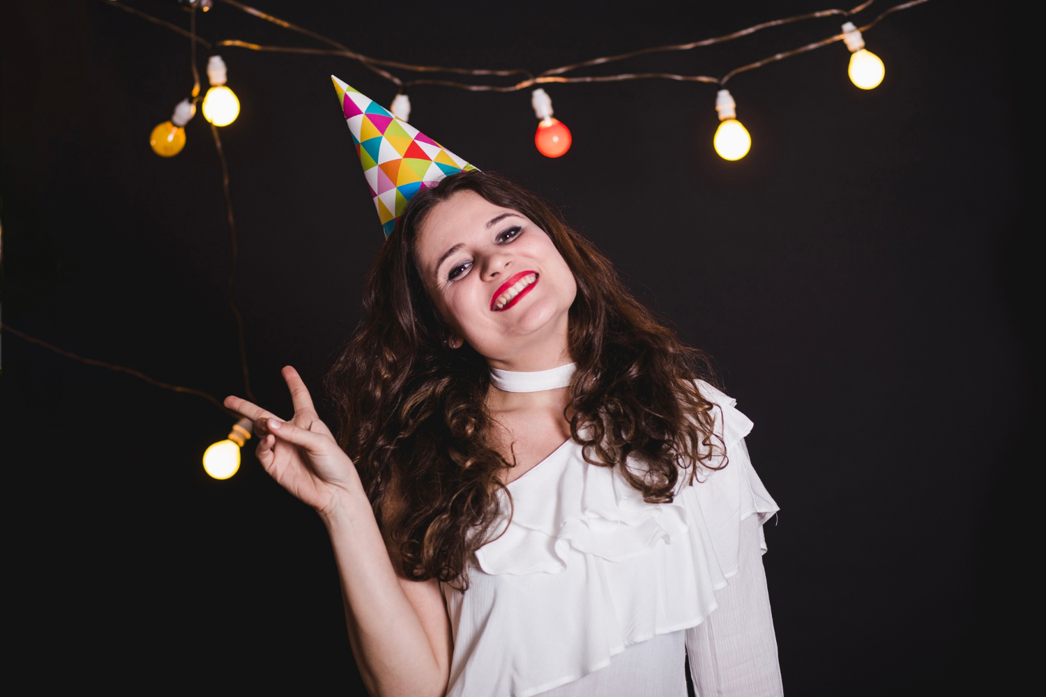 Eine fröhliche Frau, die eine Party genießt | Quelle: Freepik