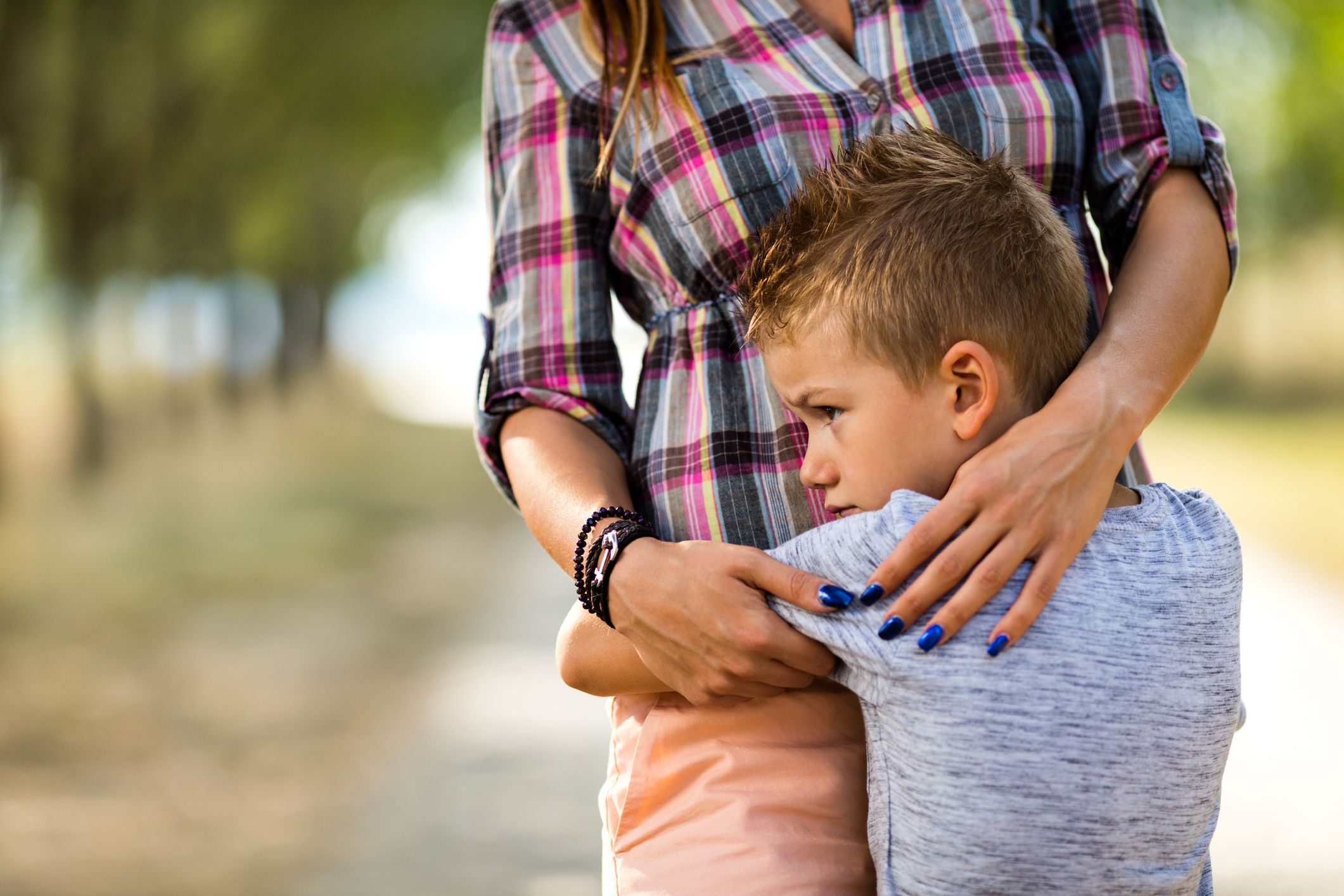 Ein kleiner Junge, der seine Mutter umarmt. | Quelle: Getty Images