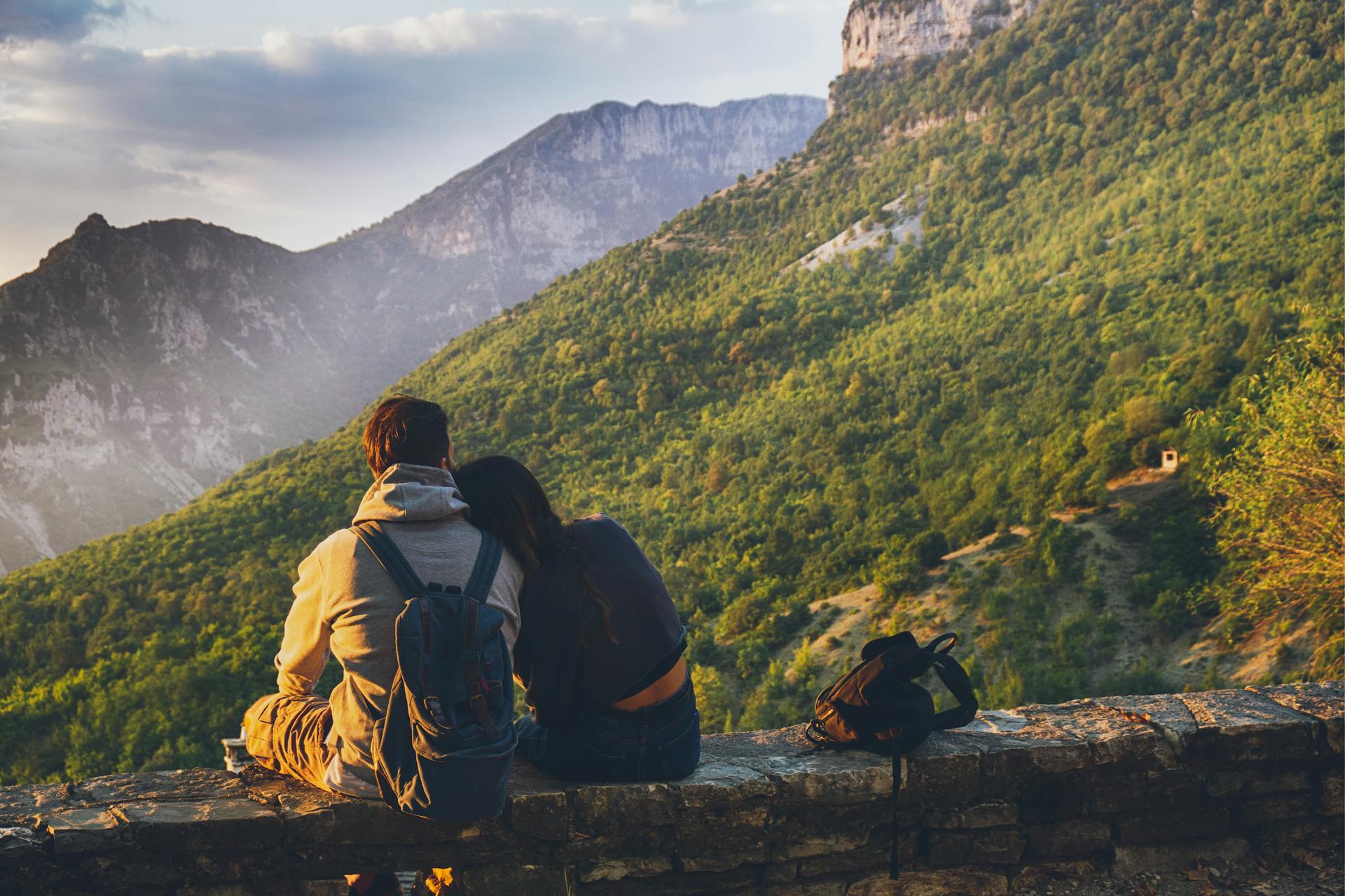 Ein Paar mit Blick auf einen Berg | Quelle: Pexels