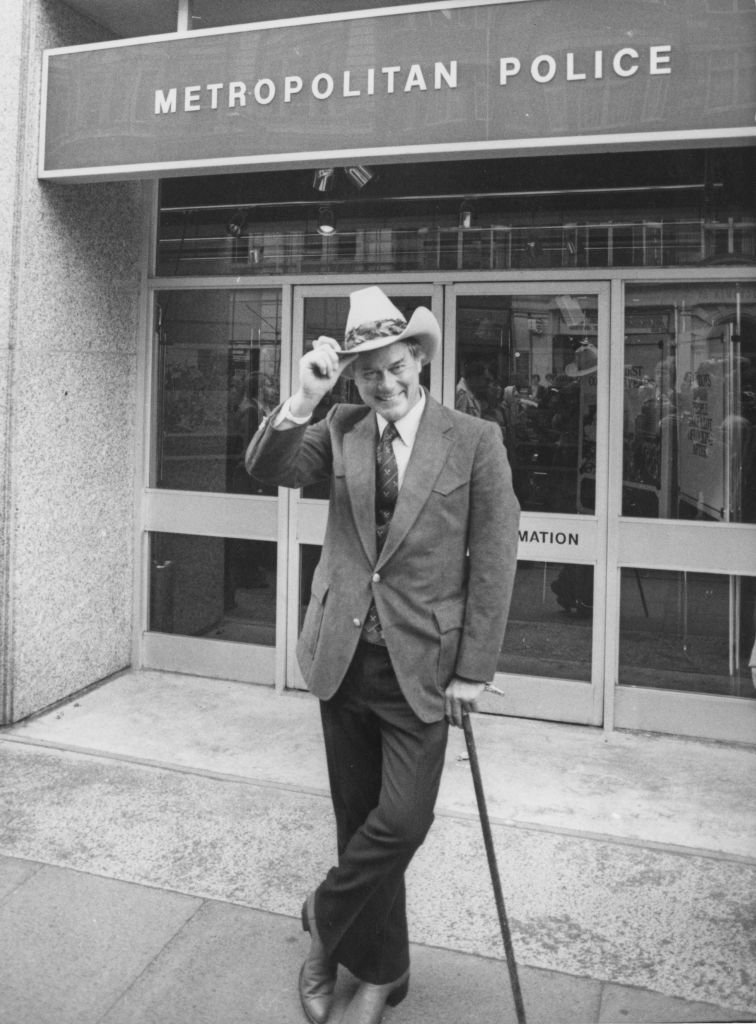 US-amerikanischer Schauspieler Larry Hagman (1931-2012) außerhalb des Hauptquartiers der Metropolitan Police in New Scotland Yard, London, während er in der Rolle als J.R. Ewing aus der Seifenoper "Dallas", 10. Juni 1980. | Quelle: Getty Images
