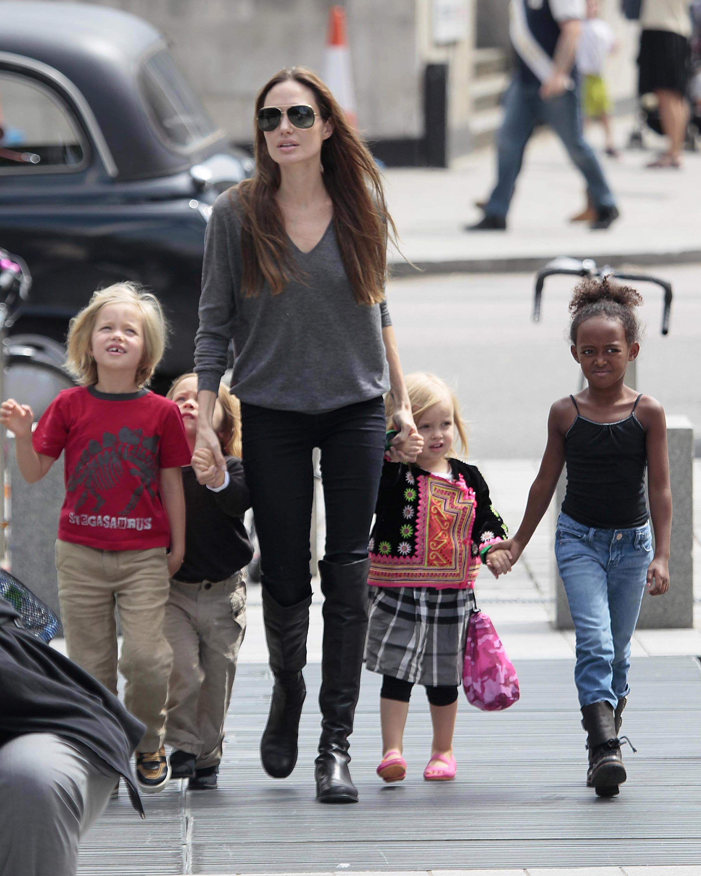 Angelina Jolie mit ihren Kindern Shiloh, Knox, Vivienne und Zahara bei der Ankunft im London Aquarium am 25. Juli 2011 in London, England | Quelle: Getty Images