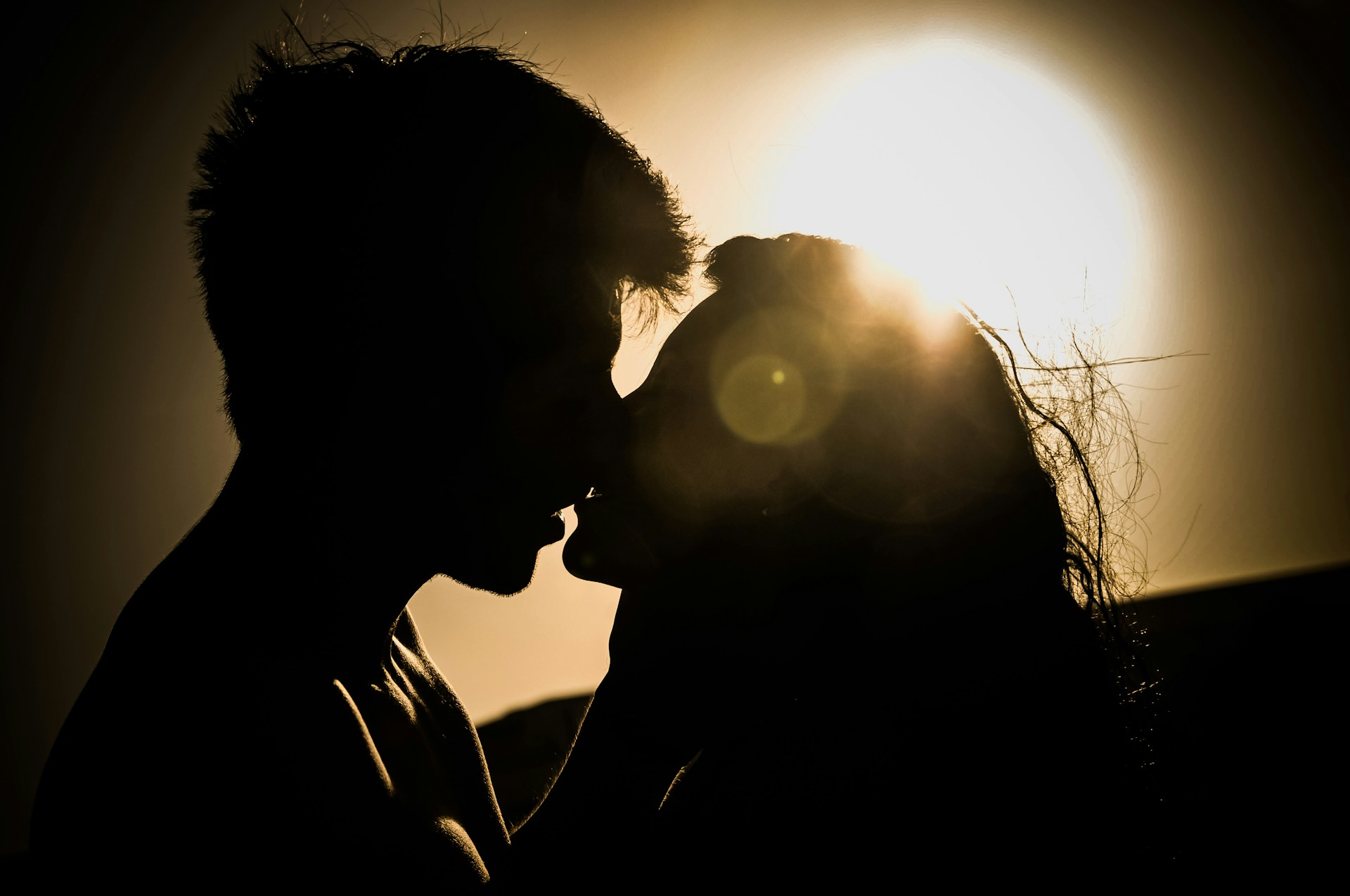 Ein romantisches Paar, das sich küsst | Quelle: Unsplash