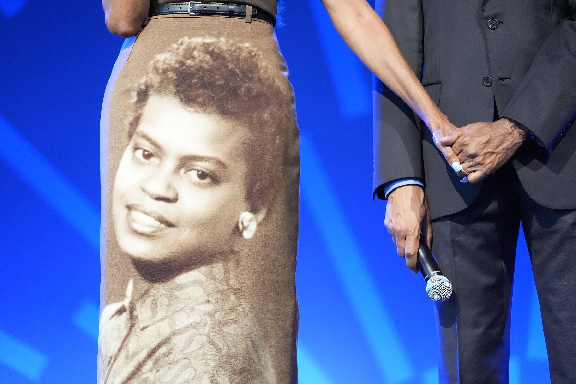 Ein genauerer Blick auf den Rock machte die Hommage unverkennbar. Das Porträt würdigte Marian Robinson, die 2024 im Alter von 86 Jahren verstorben ist. | Quelle: Getty Images