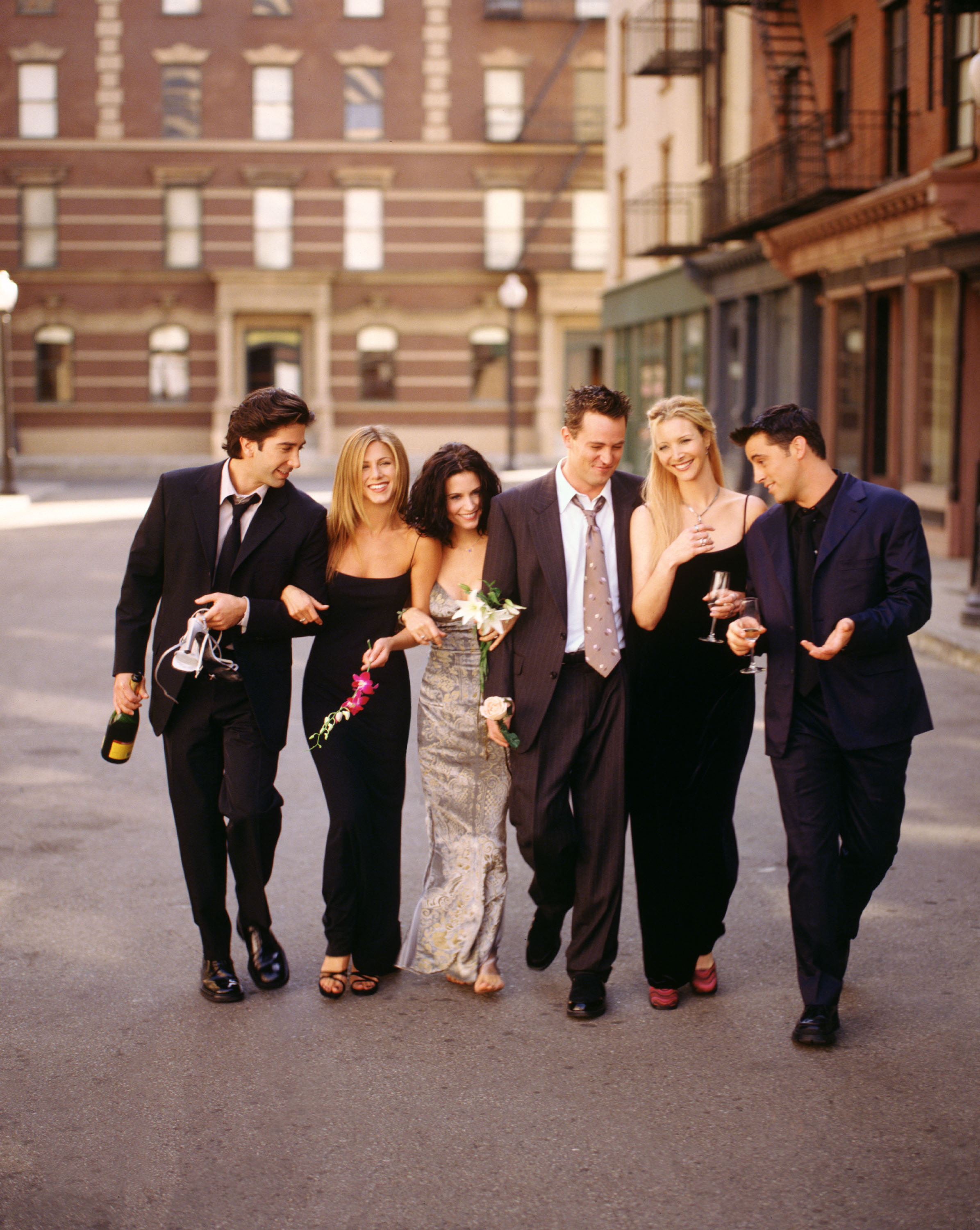 (L-R) David Schwimmer, Jennifer Aniston, Courteney Cox, Matthew Perry, Lisa Kudrow und Matt LeBlanc am Set von "Friends", 2001 | Quellen: Getty Images