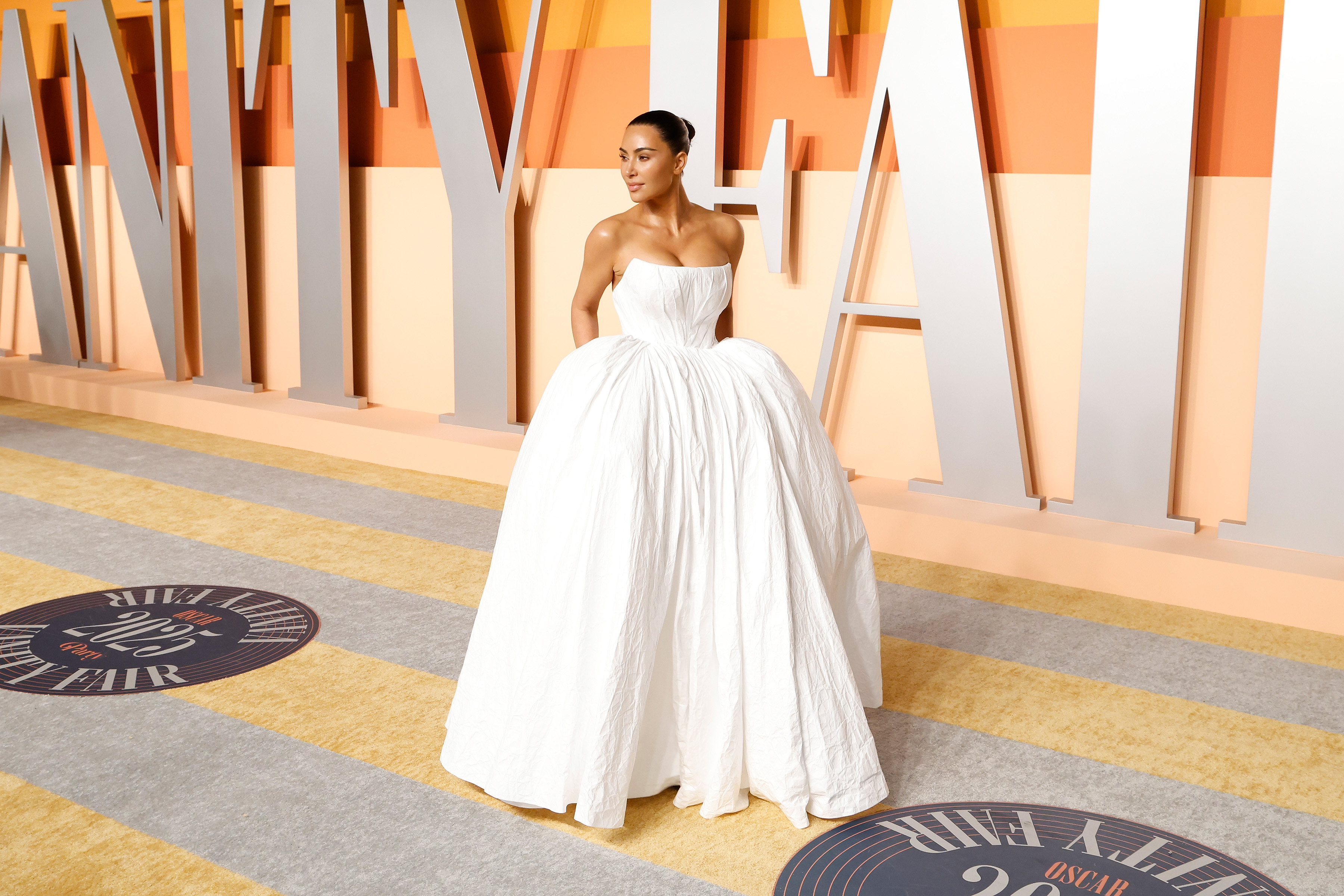 Kim Kardashian wird auf der Vanity Fair Oscar Party am 2. März 2025 in Beverly Hills, Kalifornien, fotografiert. | Quelle: Getty Images