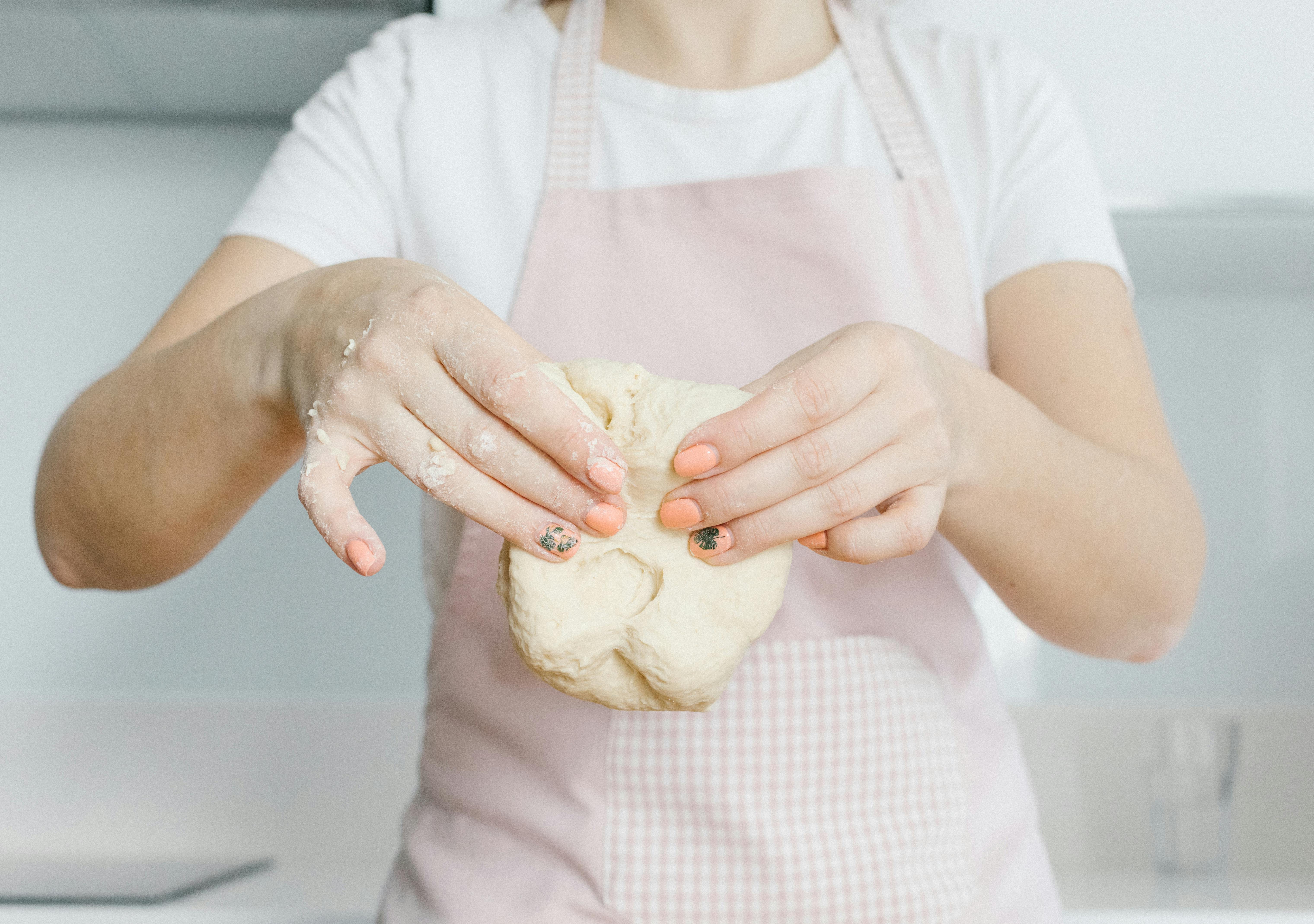 Eine Frau mit Teig in der Hand | Quelle: Pexels