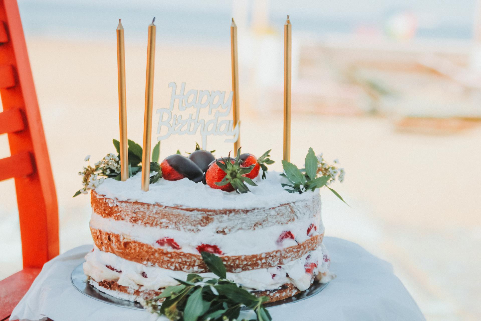 Ein Kuchen mit vier Kerzen | Quelle: Pexels