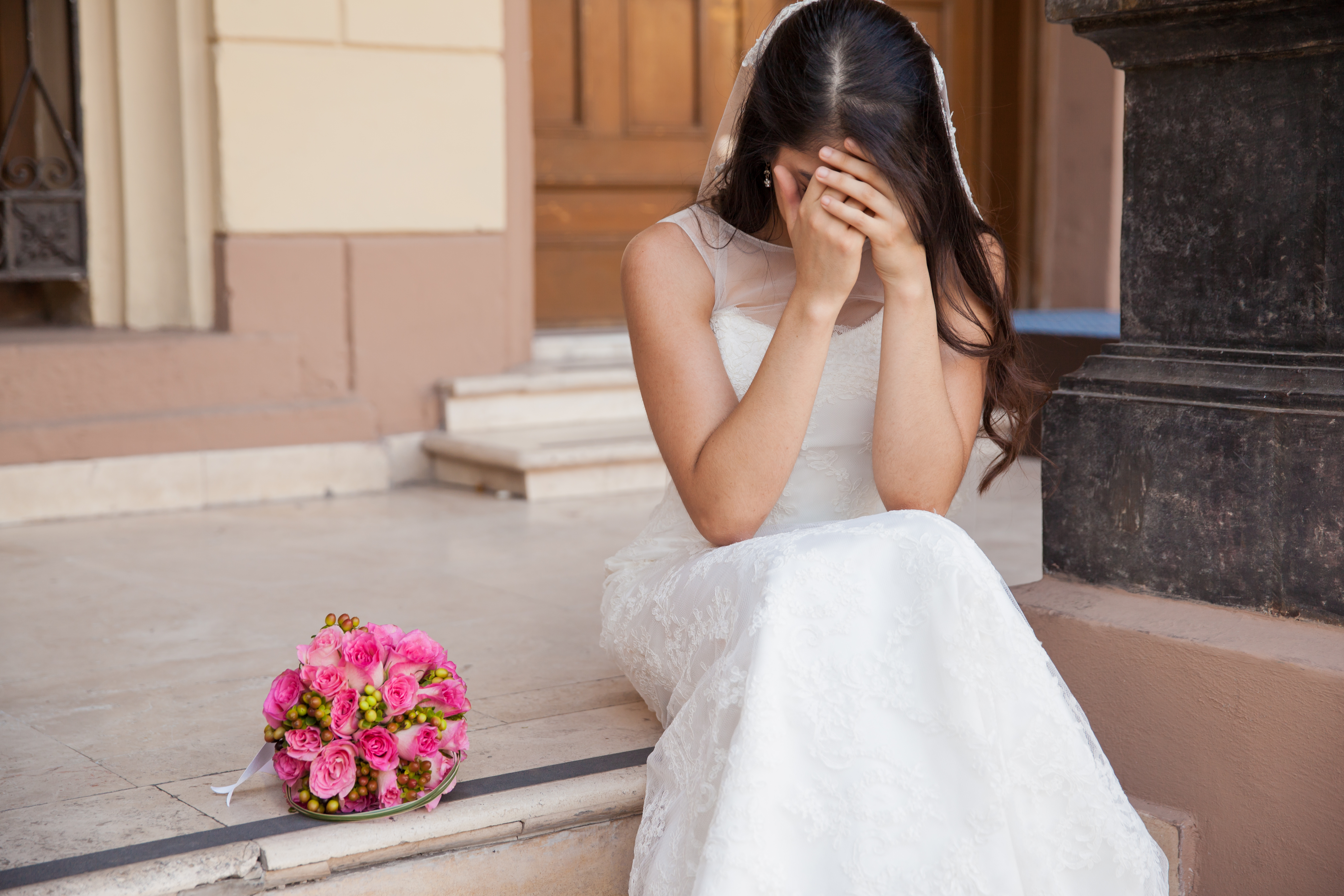 Eine hoffnungslose Braut weint an ihrem Hochzeitstag | Quelle: Shutterstock
