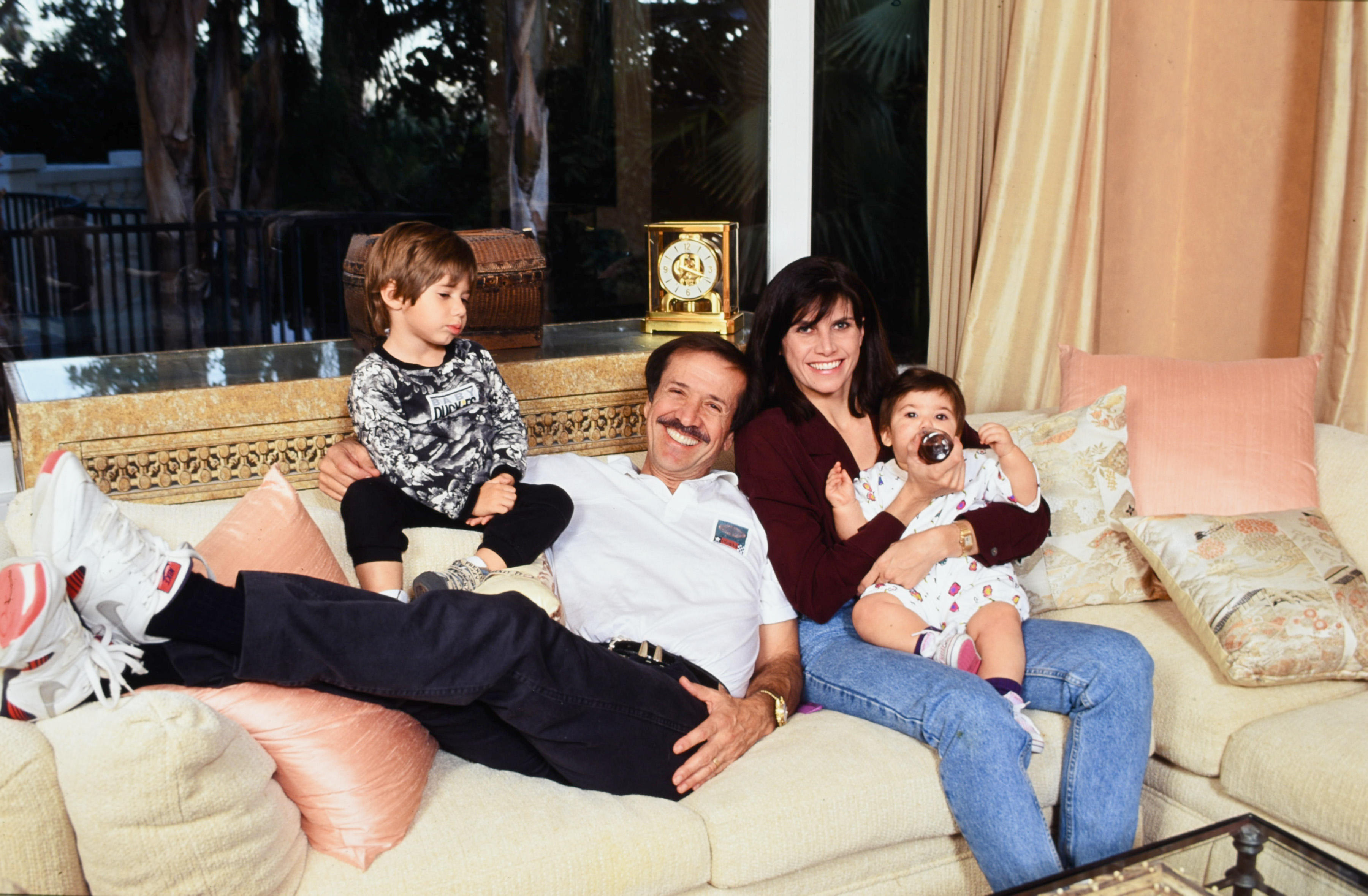 Sonny Bono und Mary Whitaker, ihre Tochter Chianna Marie Bono und Sohn Chesare Elan Bono am 1. Januar 1991 in Palm Springs, Kalifornien | Quelle: Getty Images