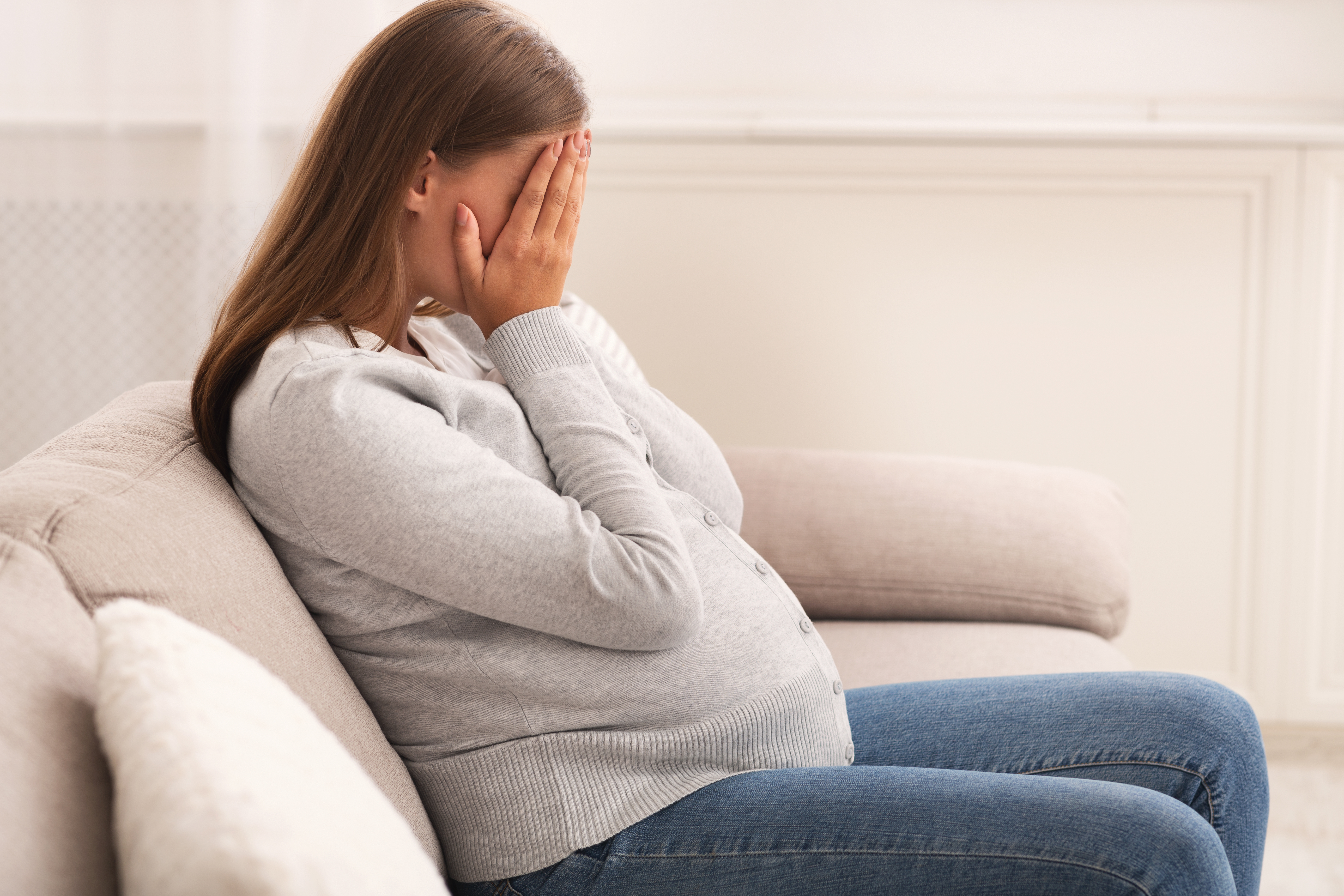 Eine traurige schwangere Frau | Quelle: Shutterstock