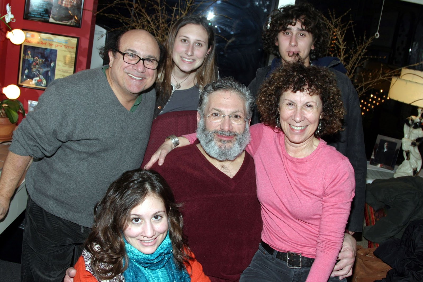 Danny DeVito und Rhea Perlman mit ihrer Familie hinter der Bühne von "Fiddler on the Roof" im Jahr 2005. | Quelle: Getty Images