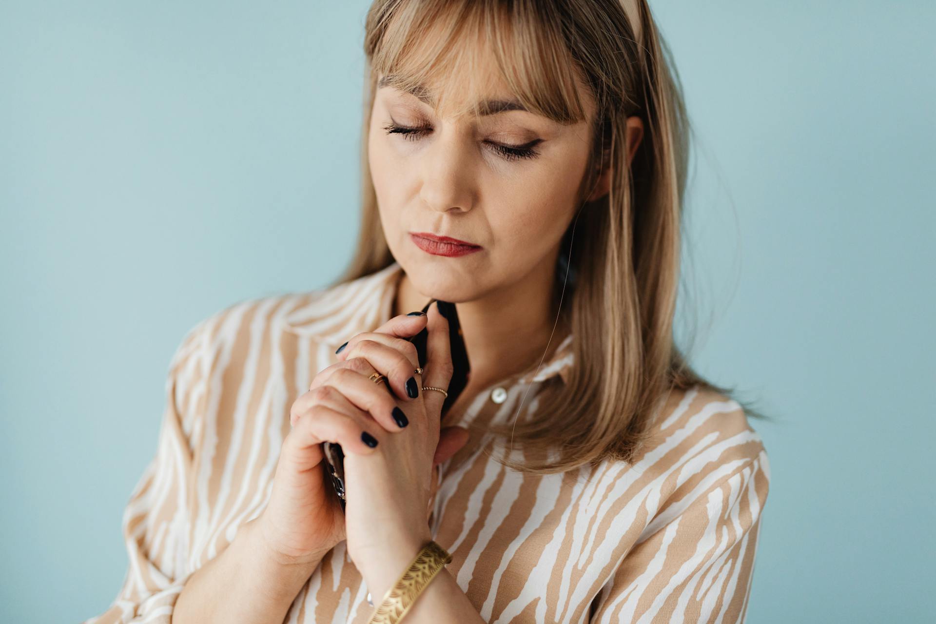 Eine nachdenkliche Frau | Quelle: Pexels