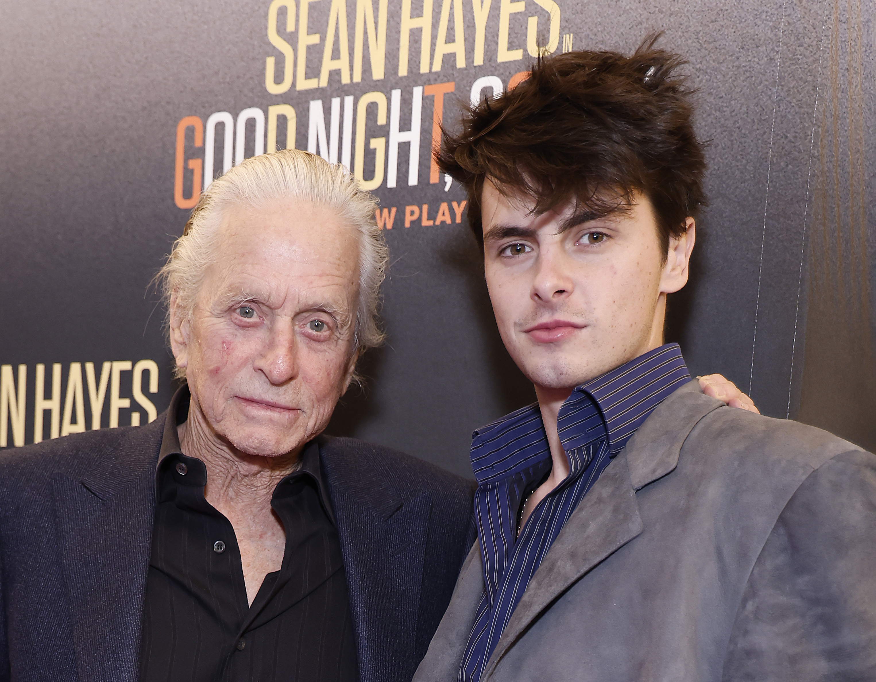 Michael und Dylan Michael Douglas besuchen die Broadway-Premiere von "Goodnight, Oscar" im Belasco Theatre am 24. April 2023 in New York City | Quelle: Getty Images