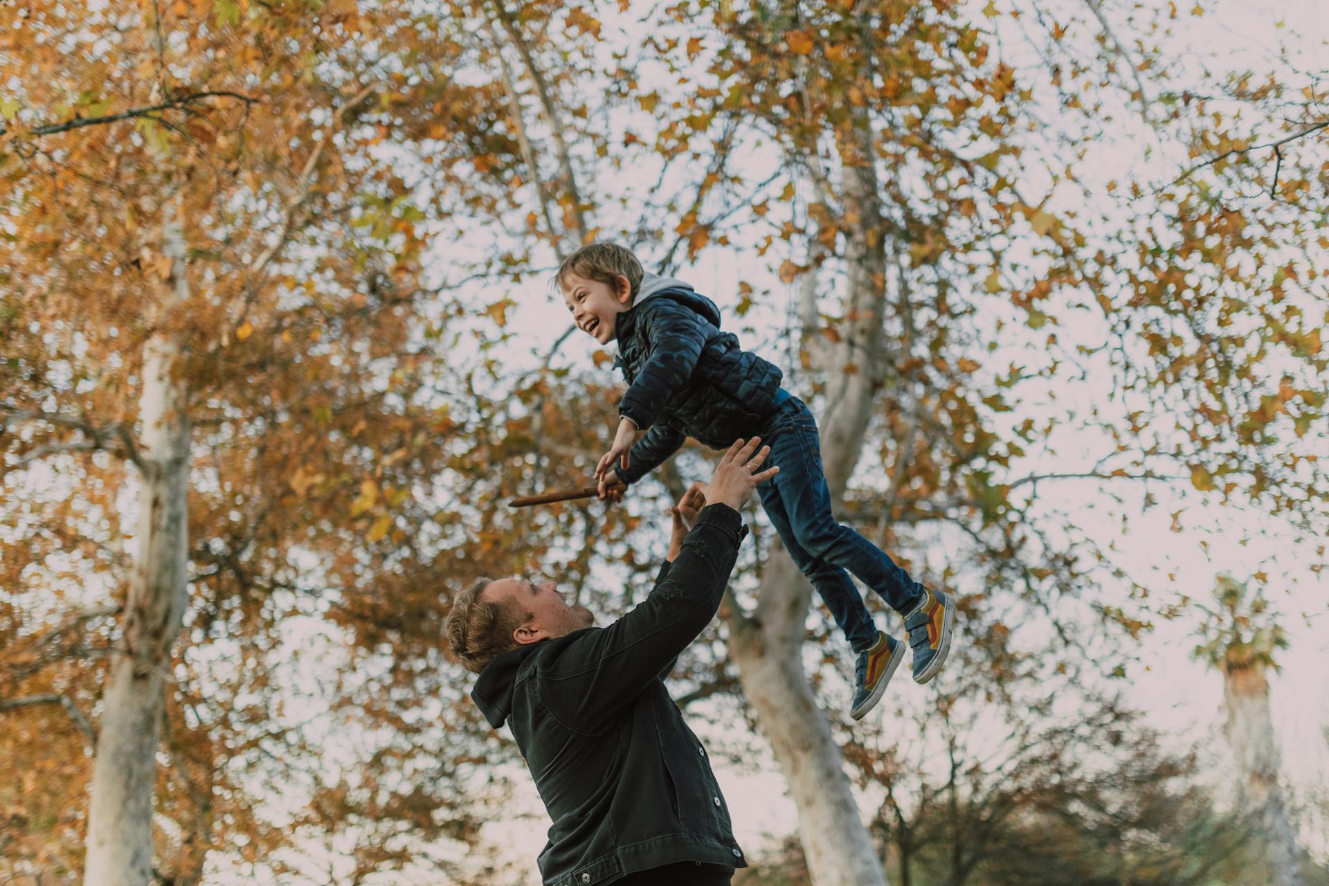 Eine glückliche Vater-Sohn-Beziehung | Quelle: Pexels