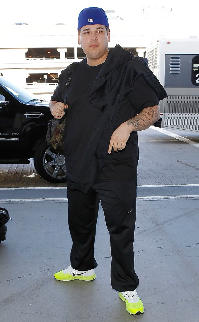 Rob Kardashian ist auf diesem Foto aus dem Jahr 2013 bei einem öffentlichen Auftritt in einer grünen Jacke zu sehen. Das Bild zeigt eine frühe Phase seines sich wandelnden Aussehens, bevor er begann, sich von Familienfeiern und öffentlichen Veranstaltungen zurückzuziehen. | Quelle: Getty Images.