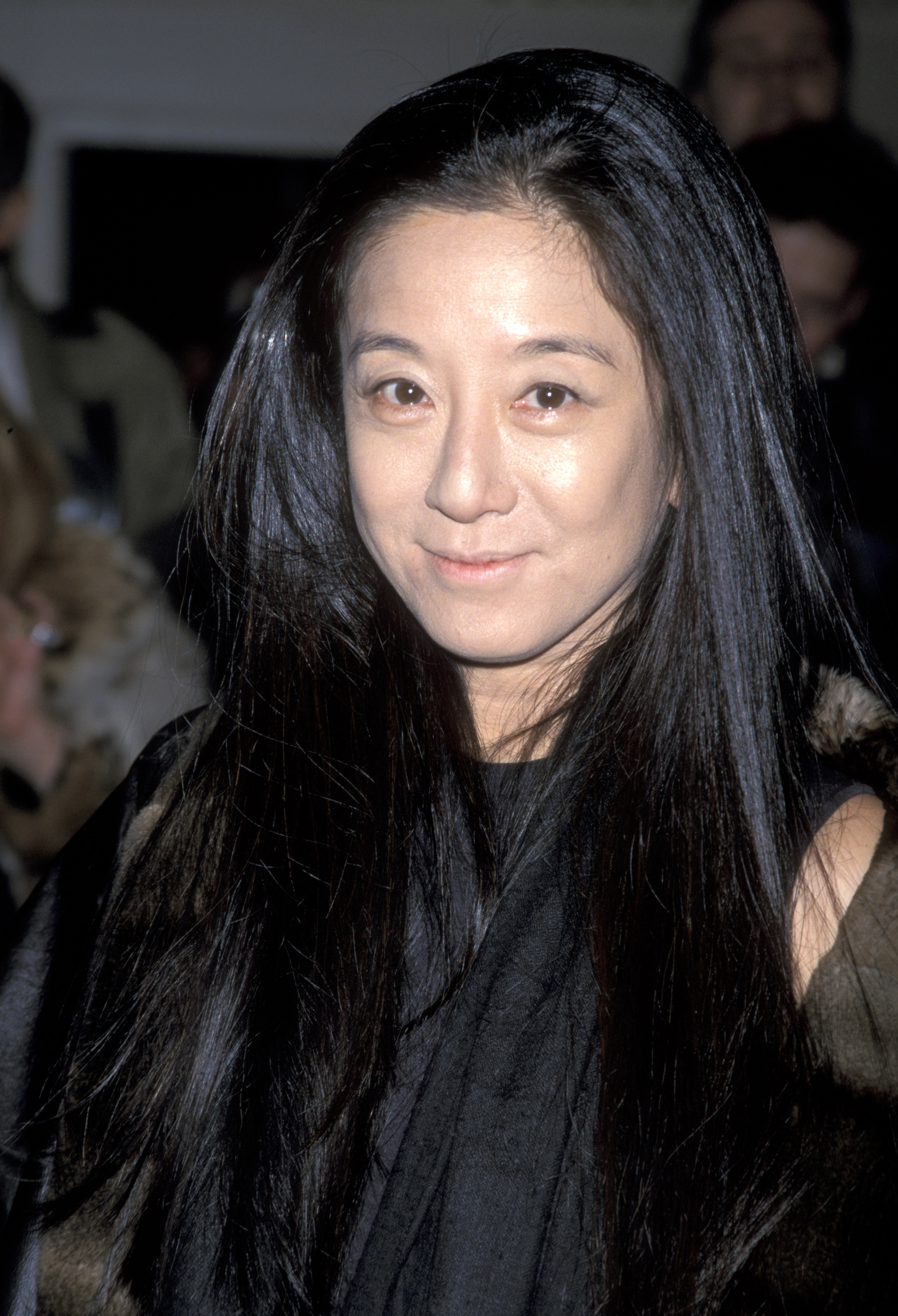 Vera Wang lächelte für ein Nahaufnahme-Porträt, als sie am 7. Februar 1999 in New York City an der Feier zum 40-jährigen Jubiläum der Barbie-Puppe im Waldorf-Astoria-Hotel teilnahm. Die renommierte Modedesignerin entschied sich für ein minimalistisches schwarzes Outfit, ergänzt durch einen Schal und eine mit Pelz besetzte Oberbekleidung, und trug ihr rabenschwarzes Haar glatt und locker über die Schultern fallend. | Quelle: Getty Images