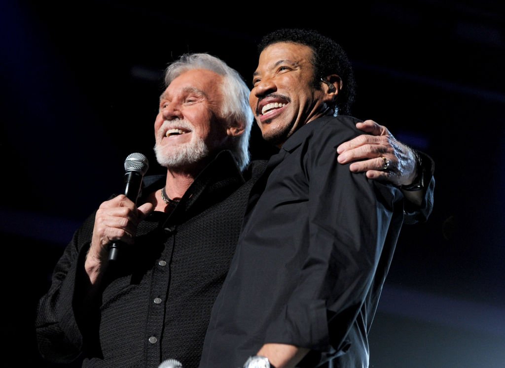 Die verstorbene amerikanische Sängerin und Lionel Richie treten auf der Bühne während Lionel Richie and Friends in Concert am 2. April 2012 auf | Quelle: Getty Images