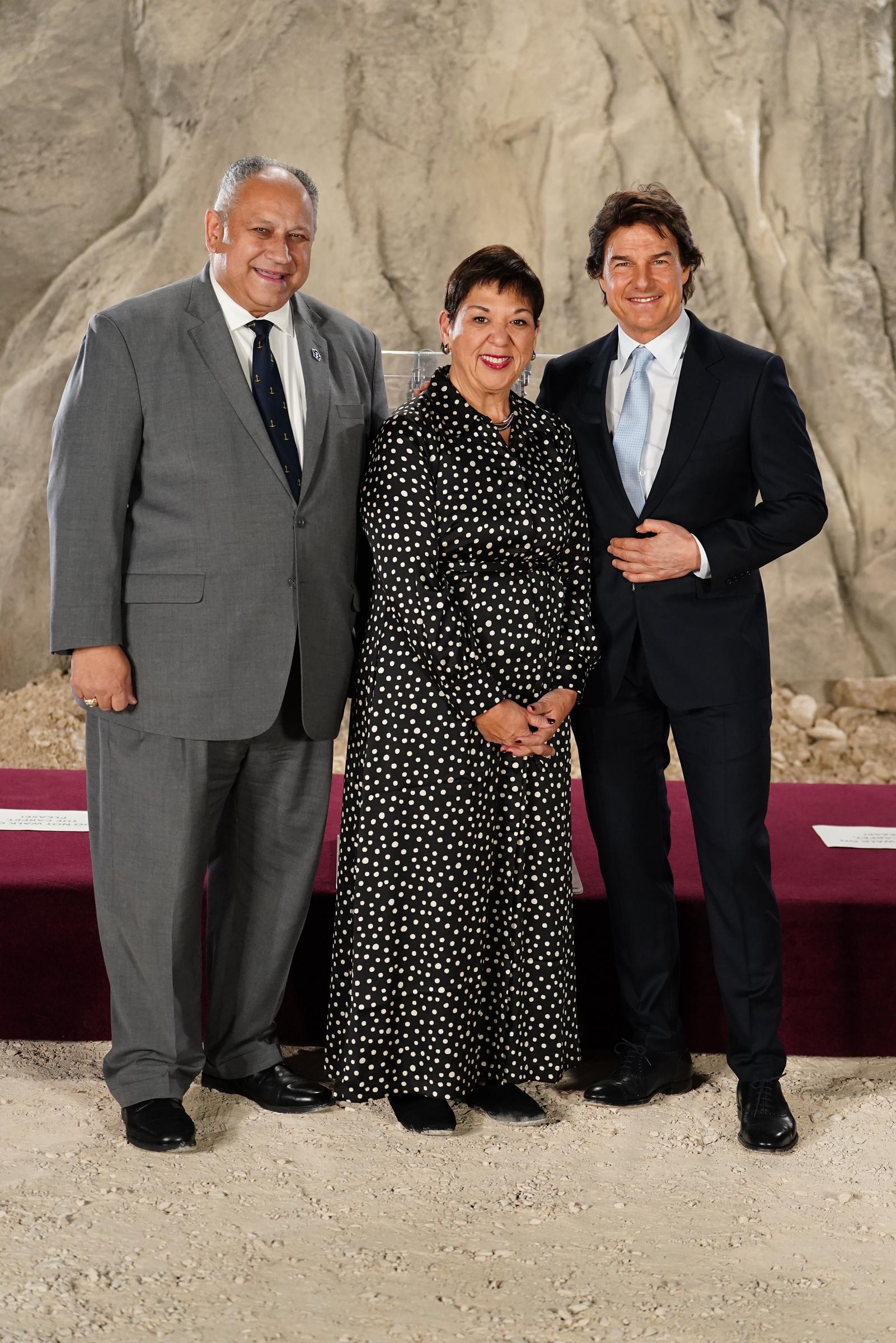 US Secretary of the Navy Carlos Del Toro, Betty Del Toro, and Tom Cruise in Long Cross, Vereinigtes Königreich, am 17. Dezember 2024 | Quelle: Getty Images