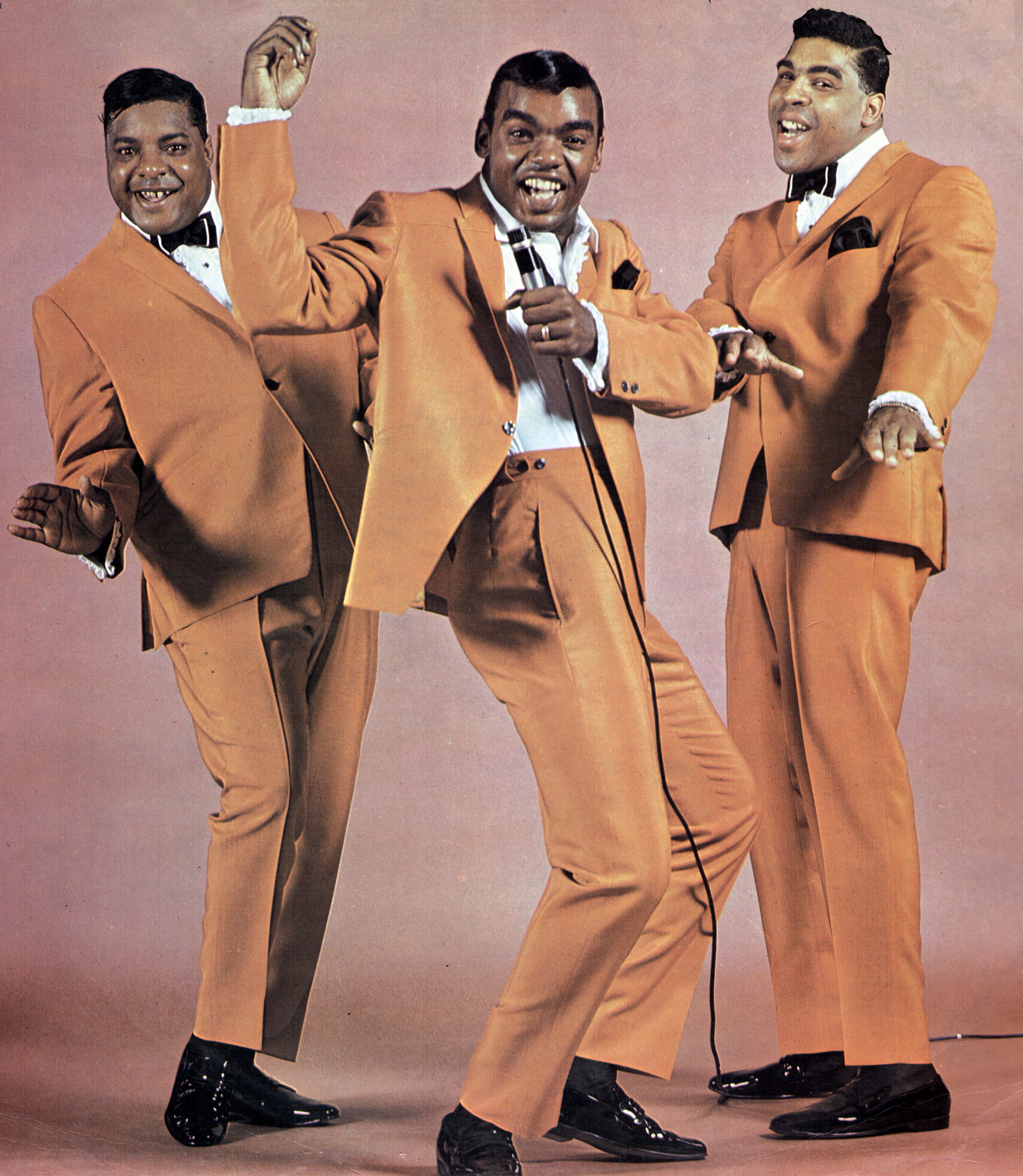 Die Isley Brothers posieren für ein Gruppenfoto im Jahr 1962 | Quelle: Getty Images