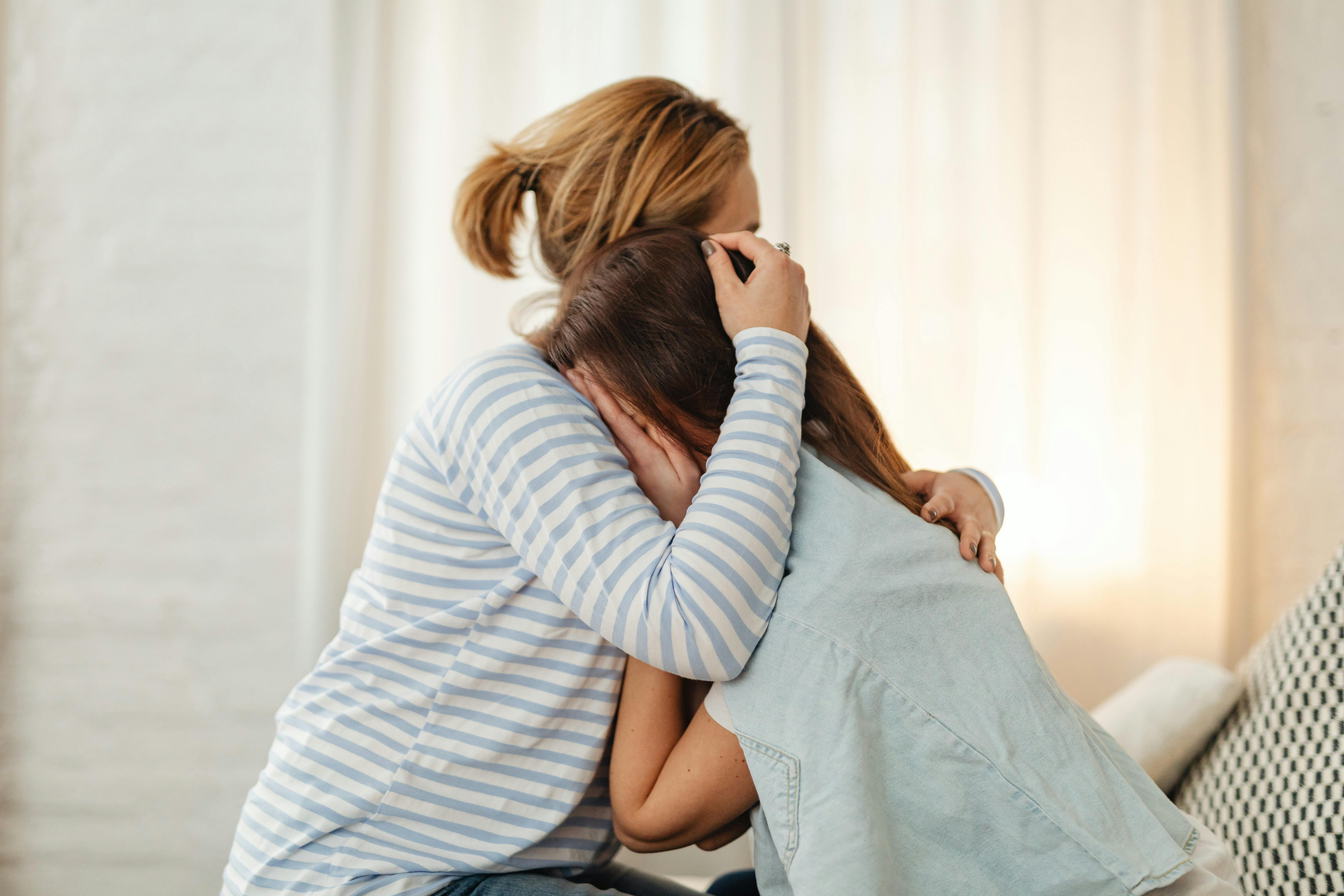 Eine Mutter, die ihre weinende Tochter tröstet | Quelle: Pexels