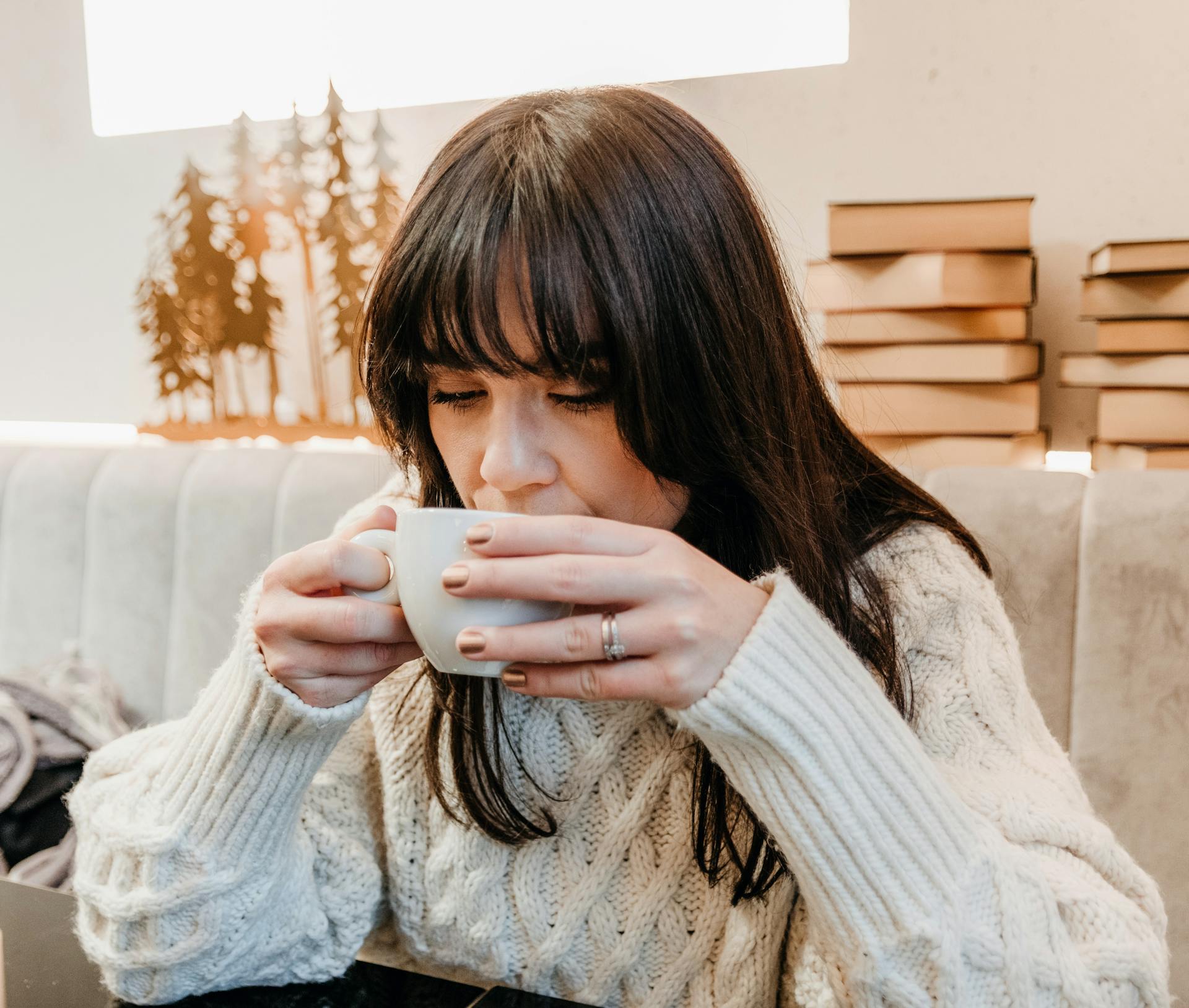 Eine Frau trinkt eine Tasse mit einem Getränk | Quelle: Pexels