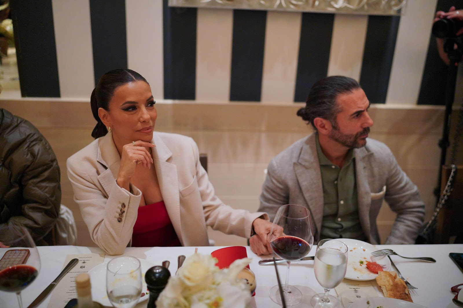 Eva Longoria und José Bastón bei einer Veranstaltung zu Ehren der Schauspielerin am 30. April 2024 in Beverly Hills, Kalifornien. | Quelle: Getty Images