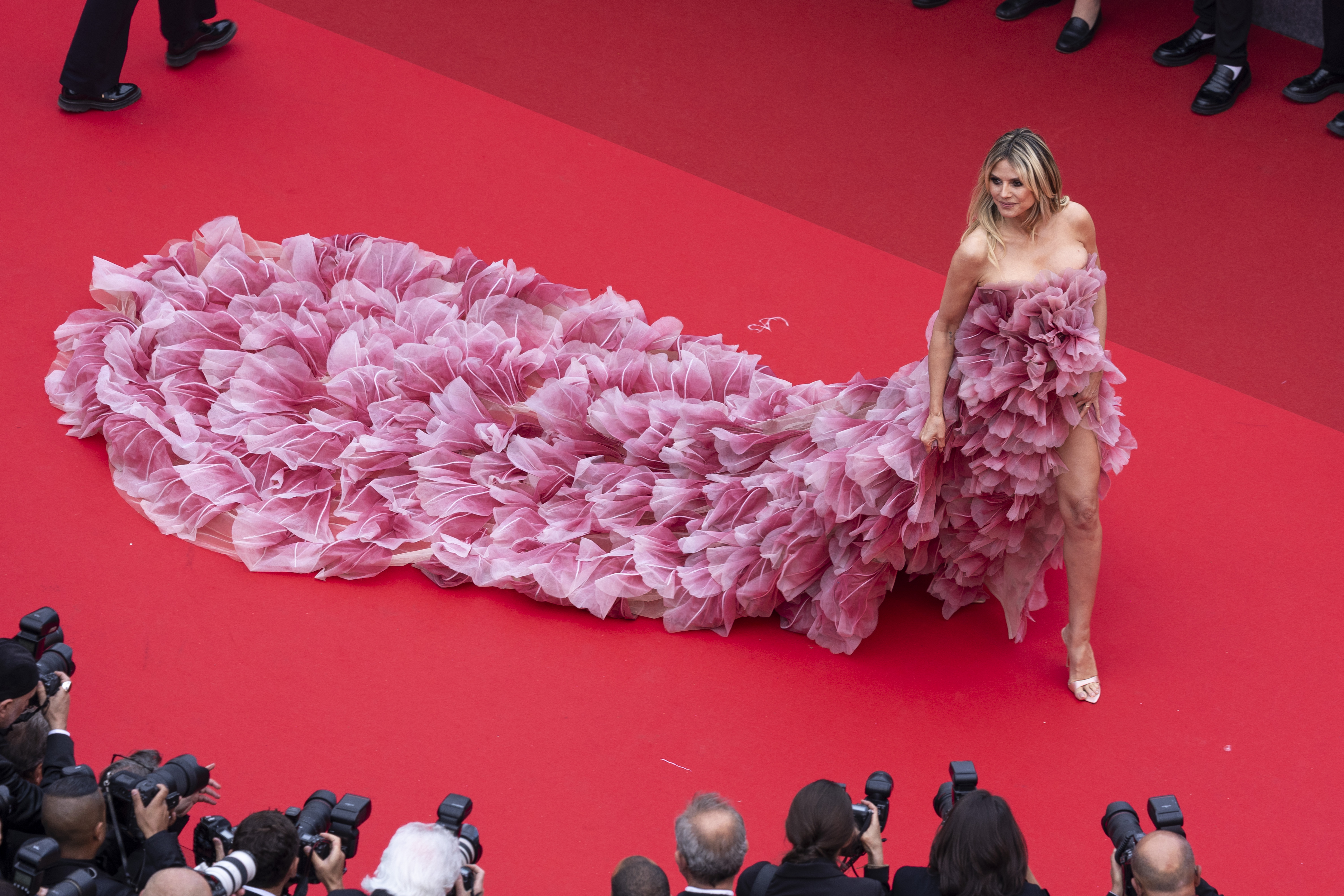 Ein letzter Blick auf das gesamte Kleid von Klum - denn die Handwerkskunst und die Frau, die es trägt, sind ein wahres Meisterwerk.