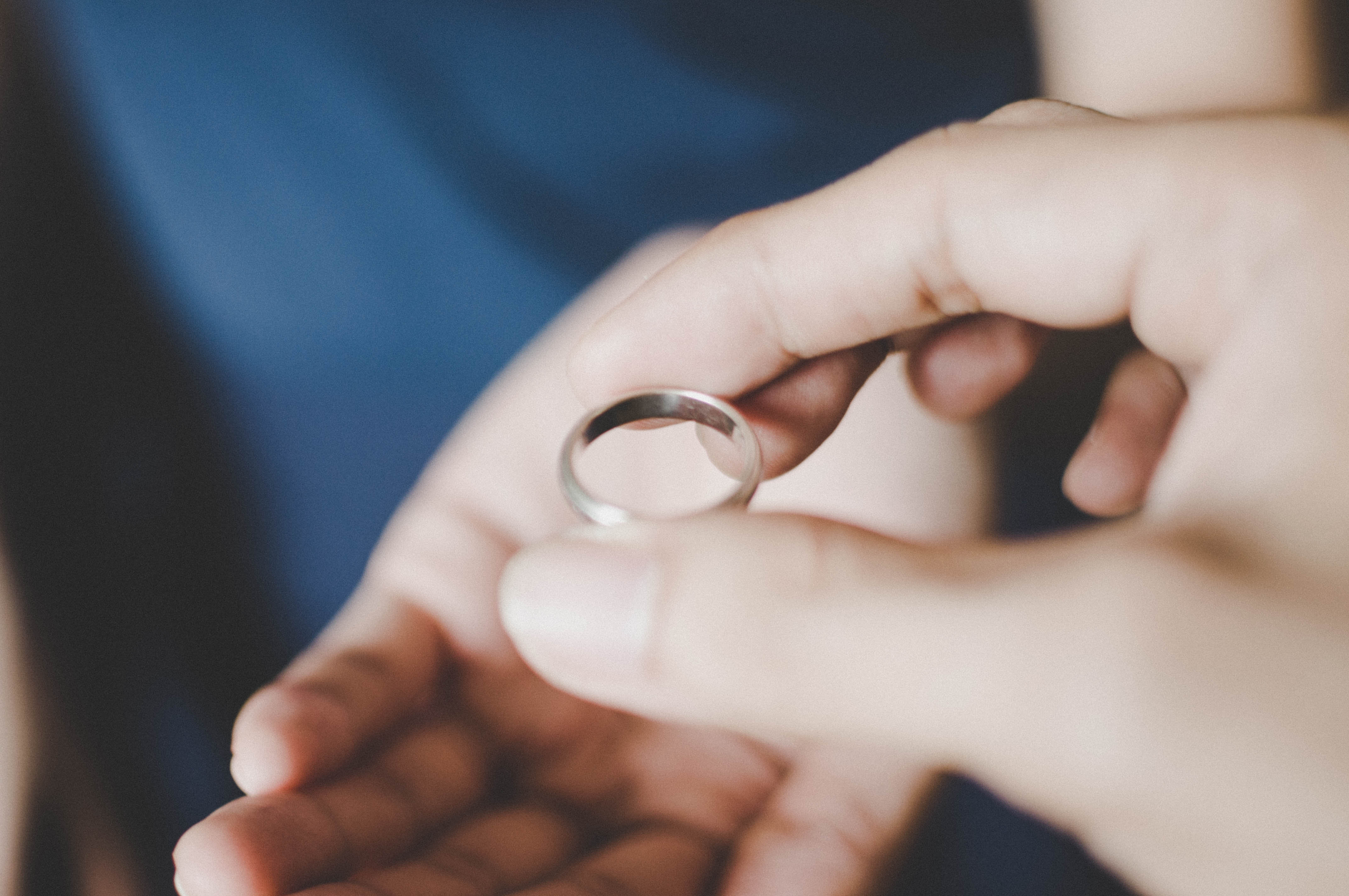 Eine Frau, die einen Ring zurückgibt | Quelle: Getty Images