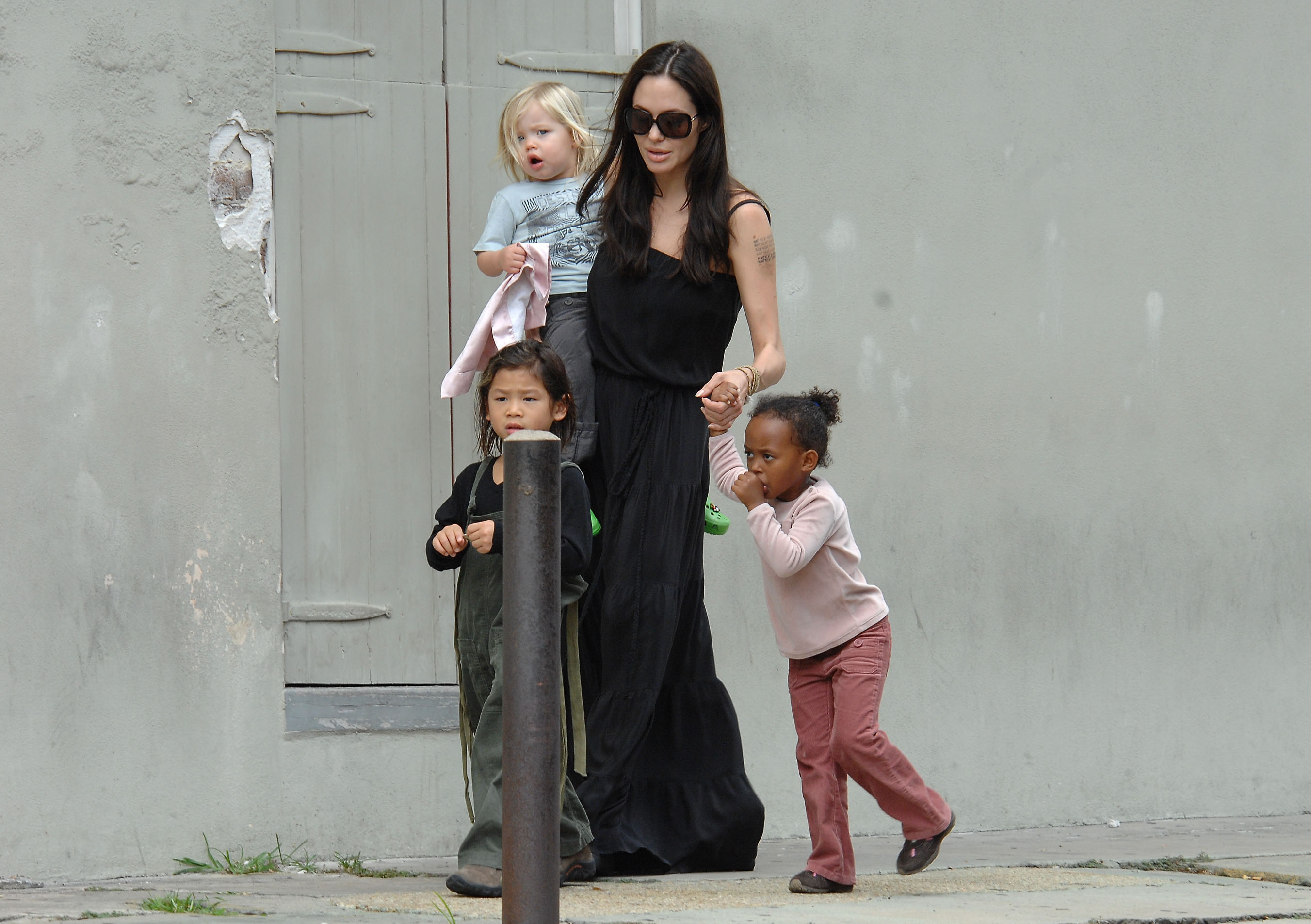 Angelina Jolie mit Zahara, Pax und Shiloh Jolie-Pitt am 6. Oktober 2008 in New Orleans, Louisiana. | Quelle: Getty Images