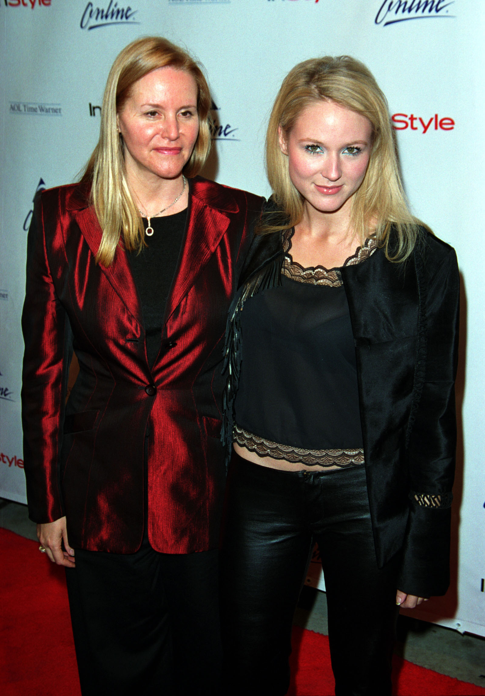 Lenedra Carroll und Jewel bei Helping Hands 2 im American Folk Art Museum in New York City, am 12. Dezember 2001 | Quelle: Getty Images