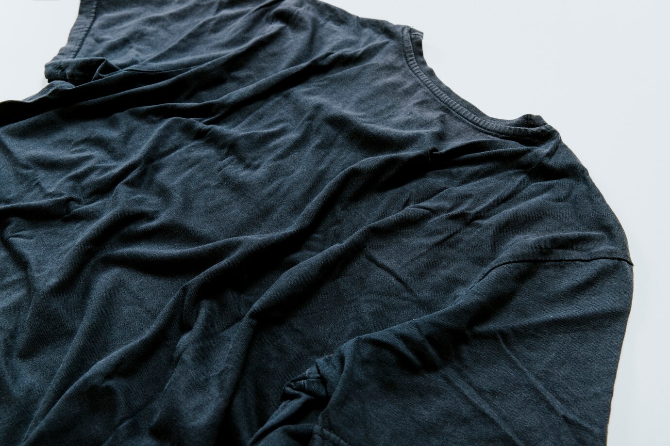 Ein schwarzes T-Shirt | Quelle: Freepik