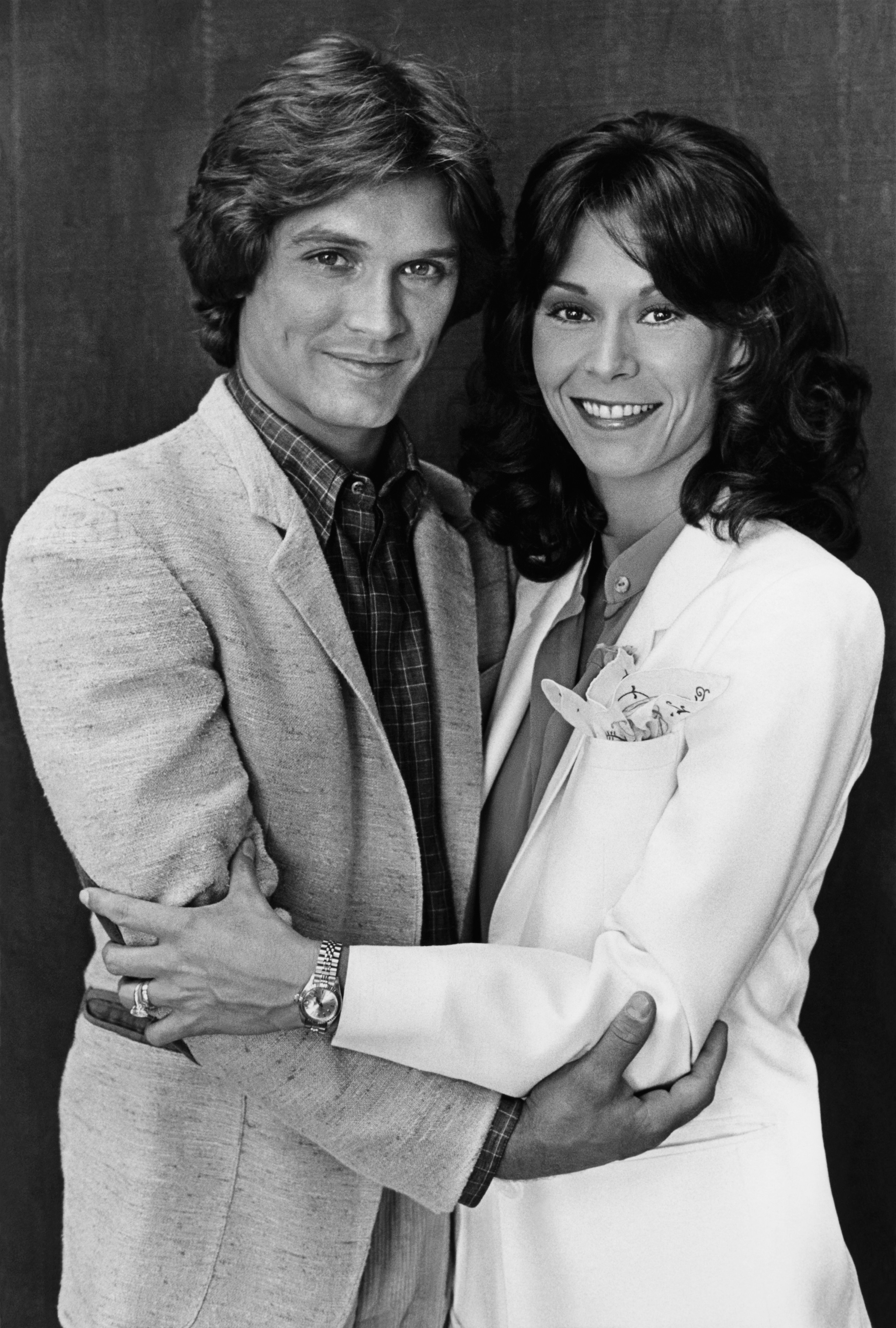 Andrew Stevens und Kate Jackson, aufgenommen am 1. Januar 1978 in Beverly Hills, Kalifornien. | Quelle: Getty Images