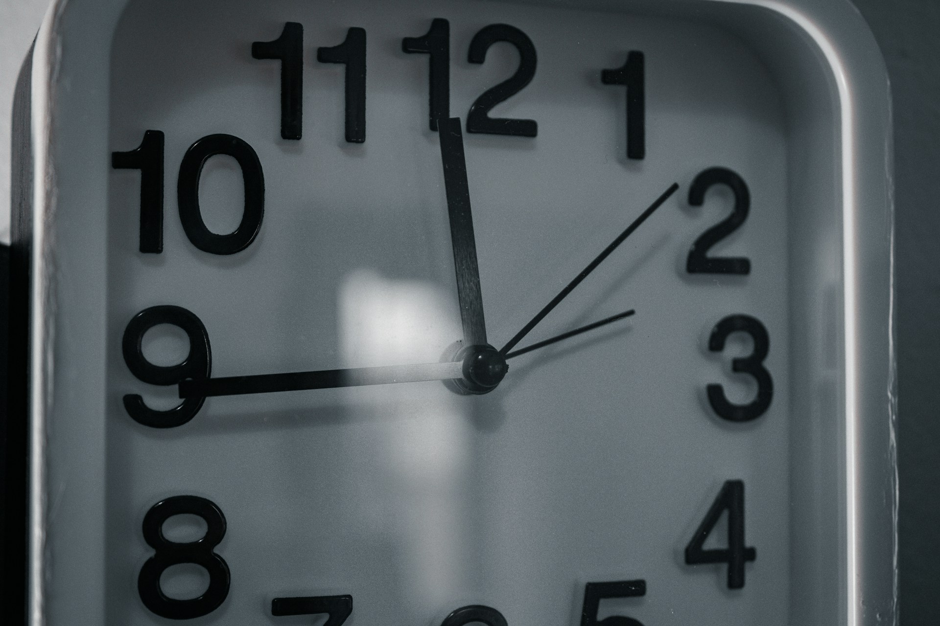 Nahaufnahme einer Uhr | Quelle: Unsplash