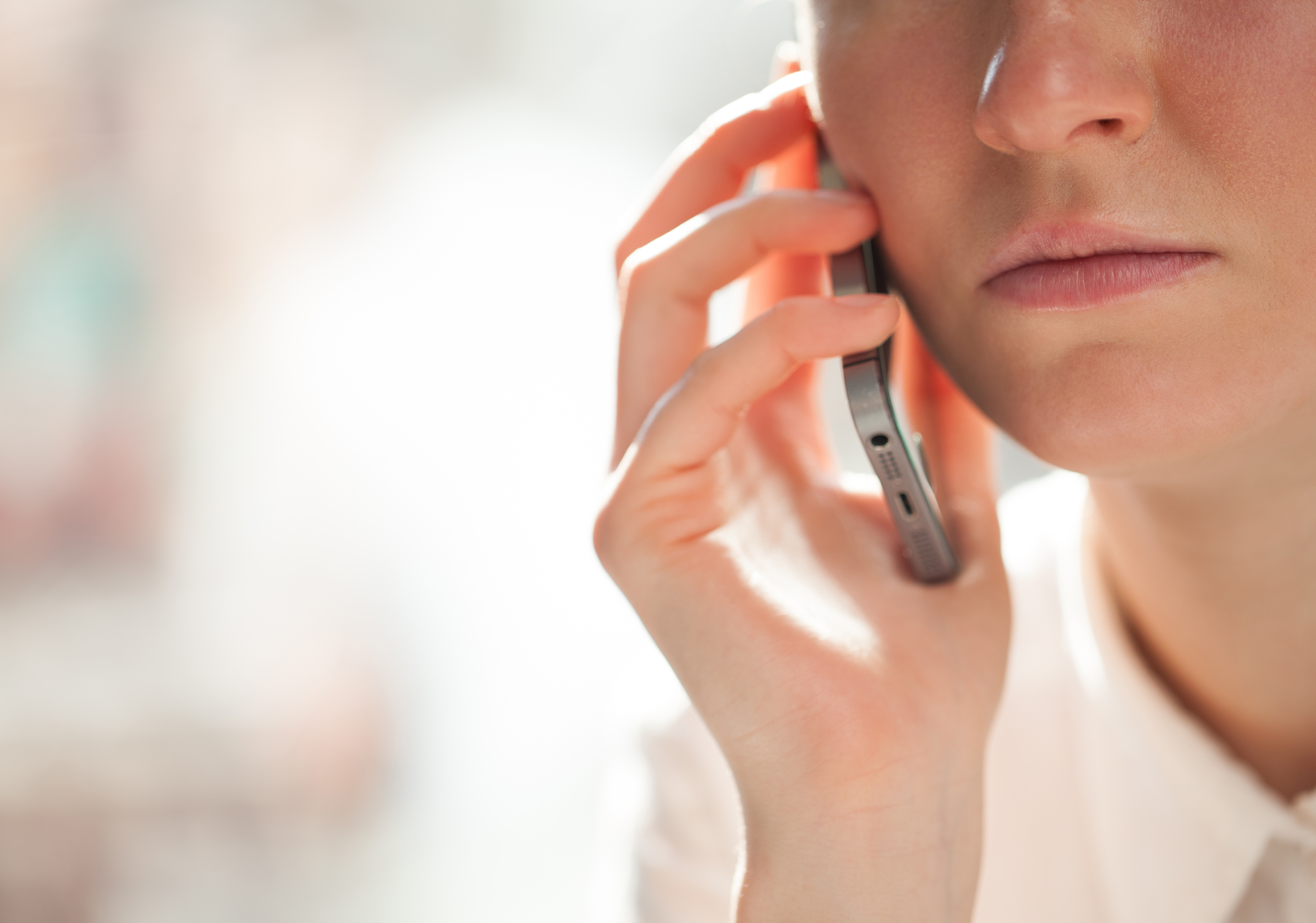 Eine Frau, die mit ihrem Telefon spricht | Quelle: Shutterstock