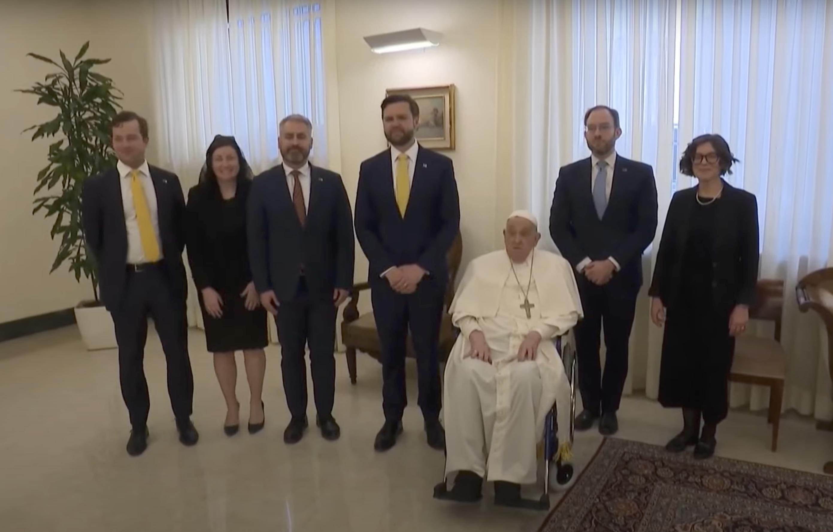Ein Screenshot von JD Vance mit Papst Franziskus während ihres Osteraustauschs aus einem Video vom 20. April 2025. | Quelle: YouTube/AFP Nachrichtenagentur