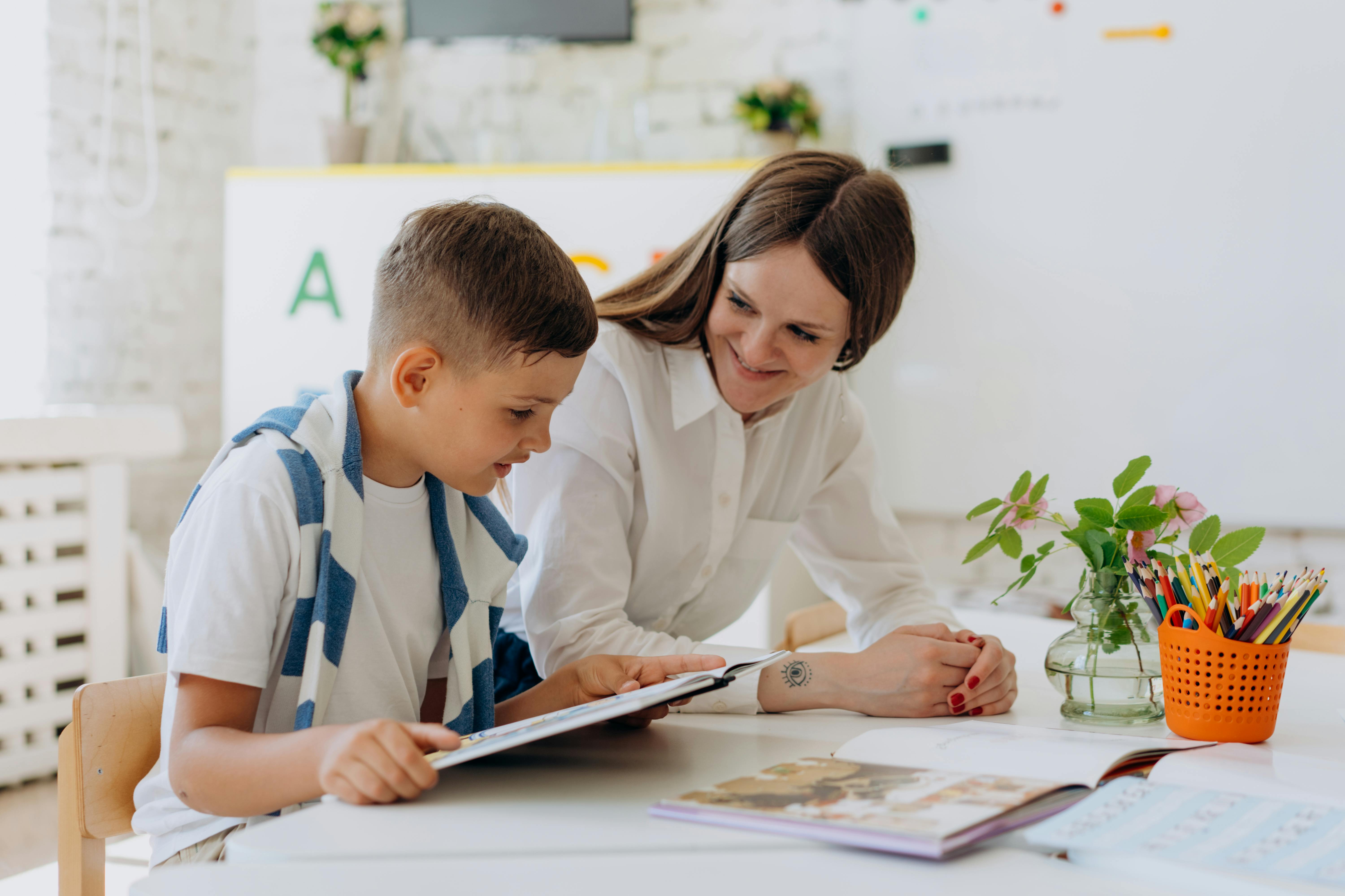 Eine Lehrerin, die ihren Schüler anlächelt | Quelle: Pexels