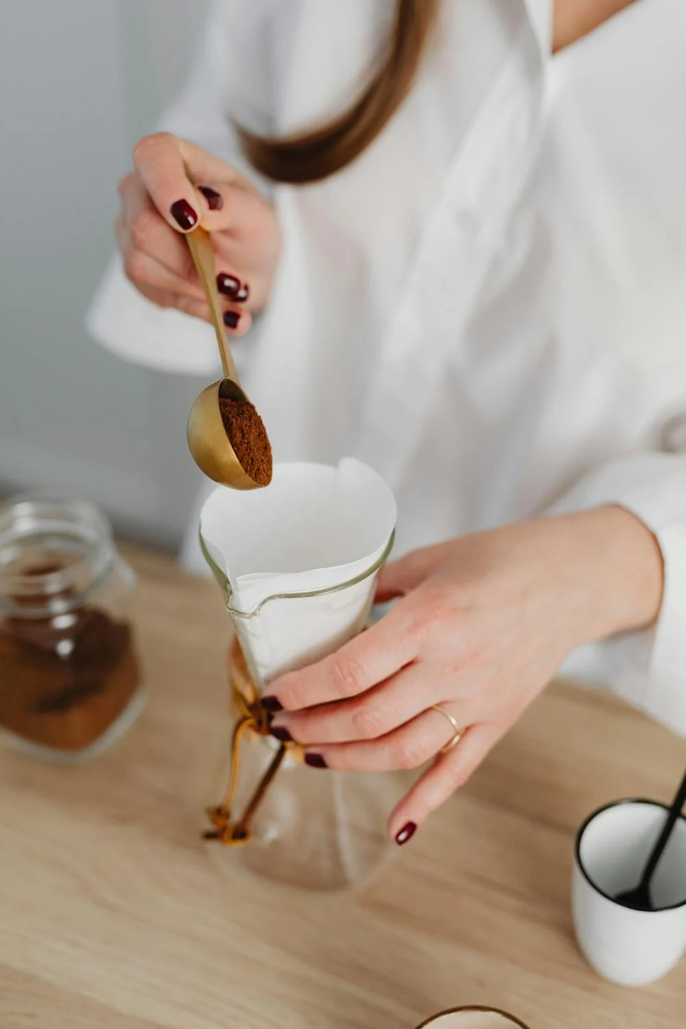 Eine Frau kocht Kaffee | Quelle: Pexels