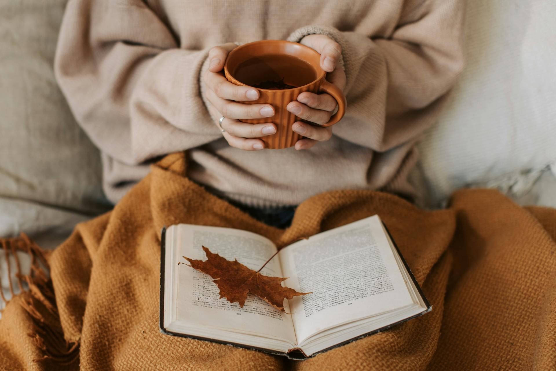 Eine Frau mit einer Tasse Tee in der Hand | Quelle: Pexels