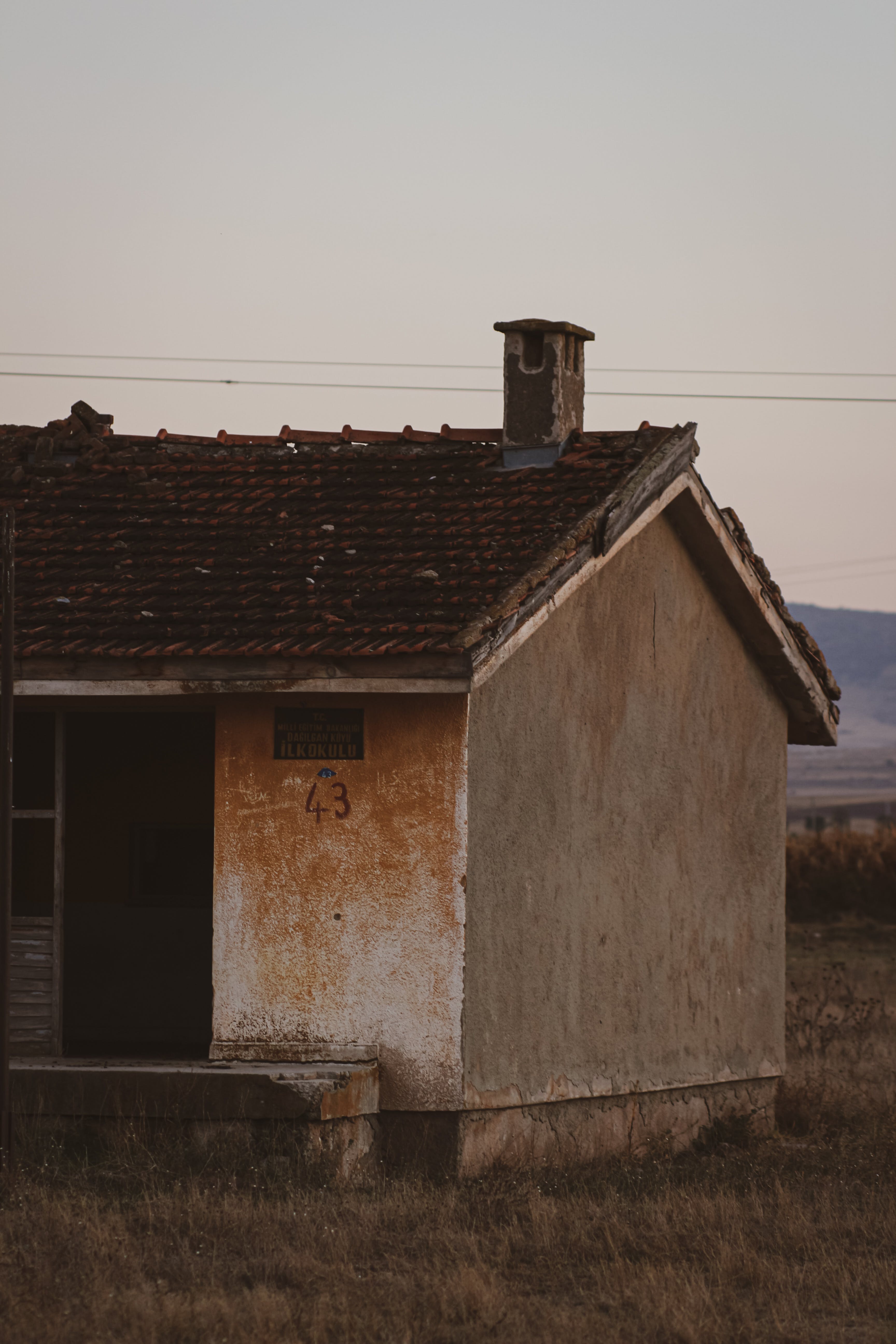 Ein altes Haus auf einem Bauernhof. | Quelle: Pexels