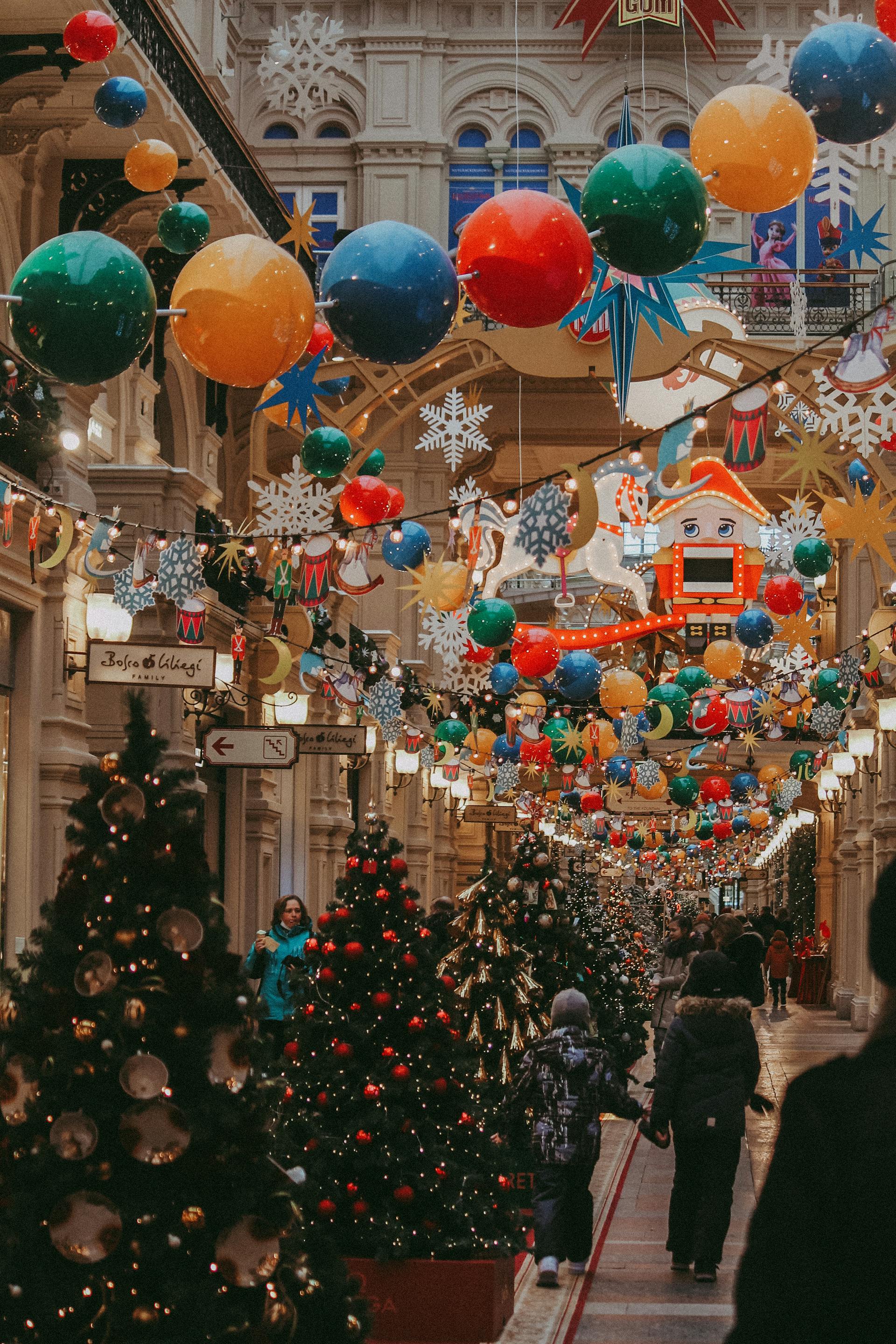 Ein weihnachtlich geschmücktes Einkaufszentrum | Quelle: Pexels