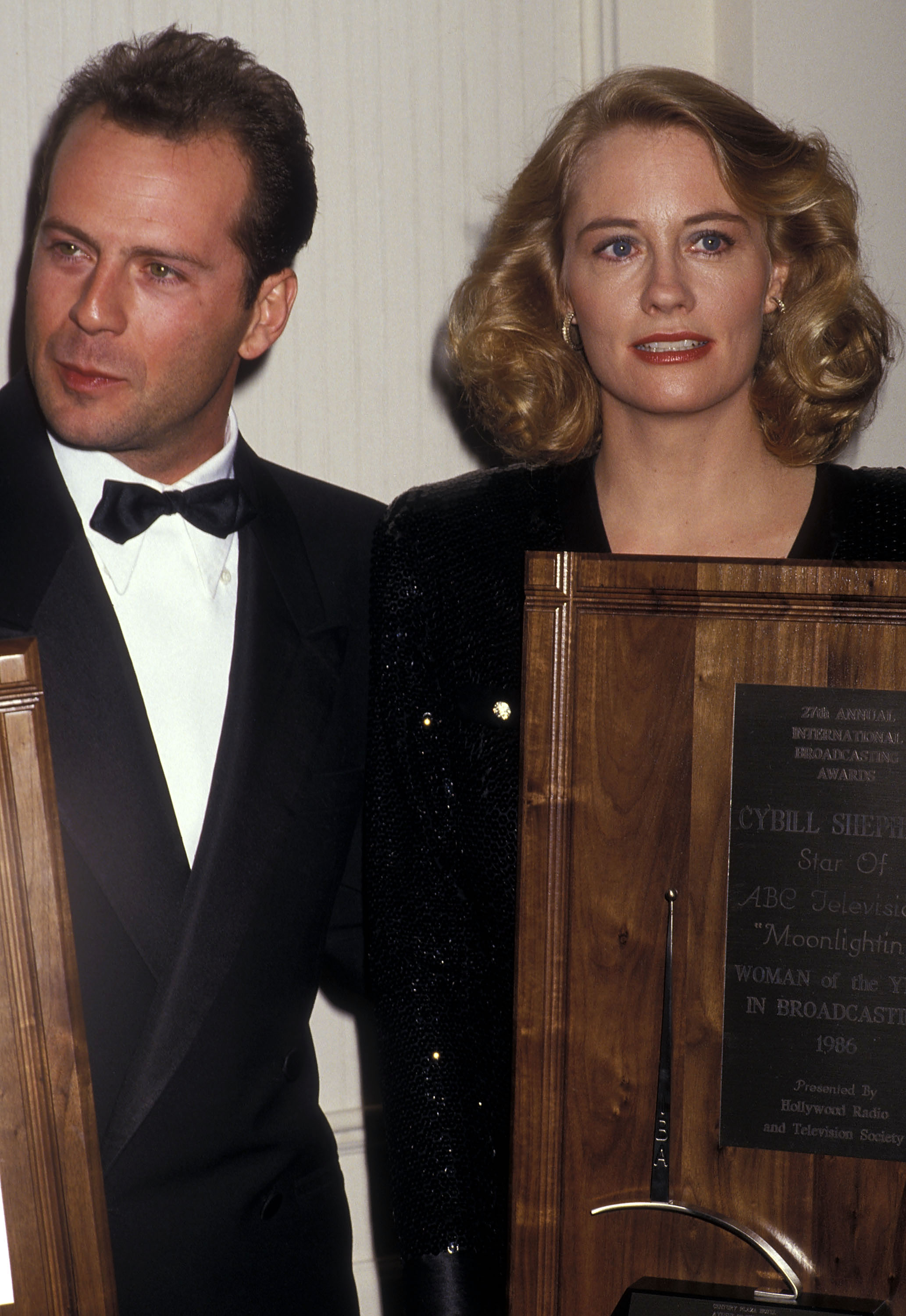 Bruce Willis und Cybill Shepherd bei der Verleihung der 27. Annual International Broadcasting Awards der Hollywood Radio &amp; Television Society am 17. März 1987 in Los Angeles, Kalifornien. | Quelle: Getty Images