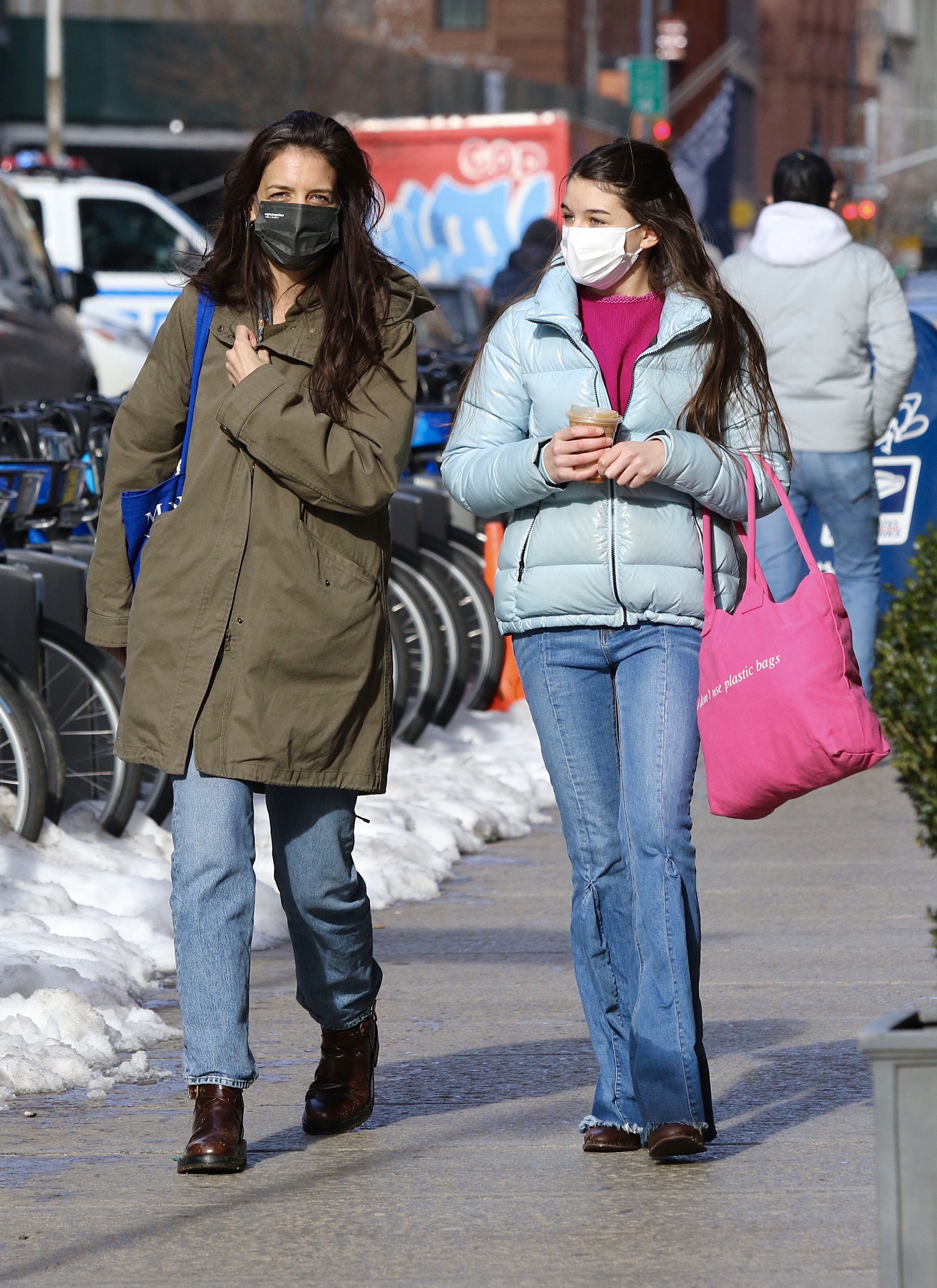 Katie Holmes und Suri Cruise gehen am 6. Februar 2021 in New York City spazieren. | Quelle: Getty Images